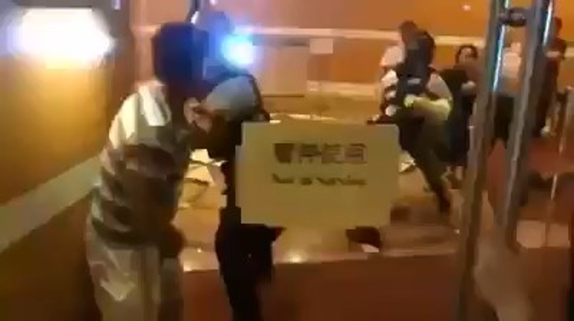 警員強行進入私人屋苑行動,惹起居民不滿。(網上影片截圖)