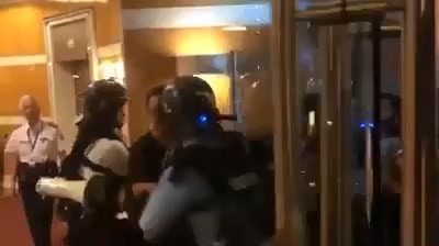 警員強行進入私人屋苑行動,惹起居民不滿。(網上影片截圖)