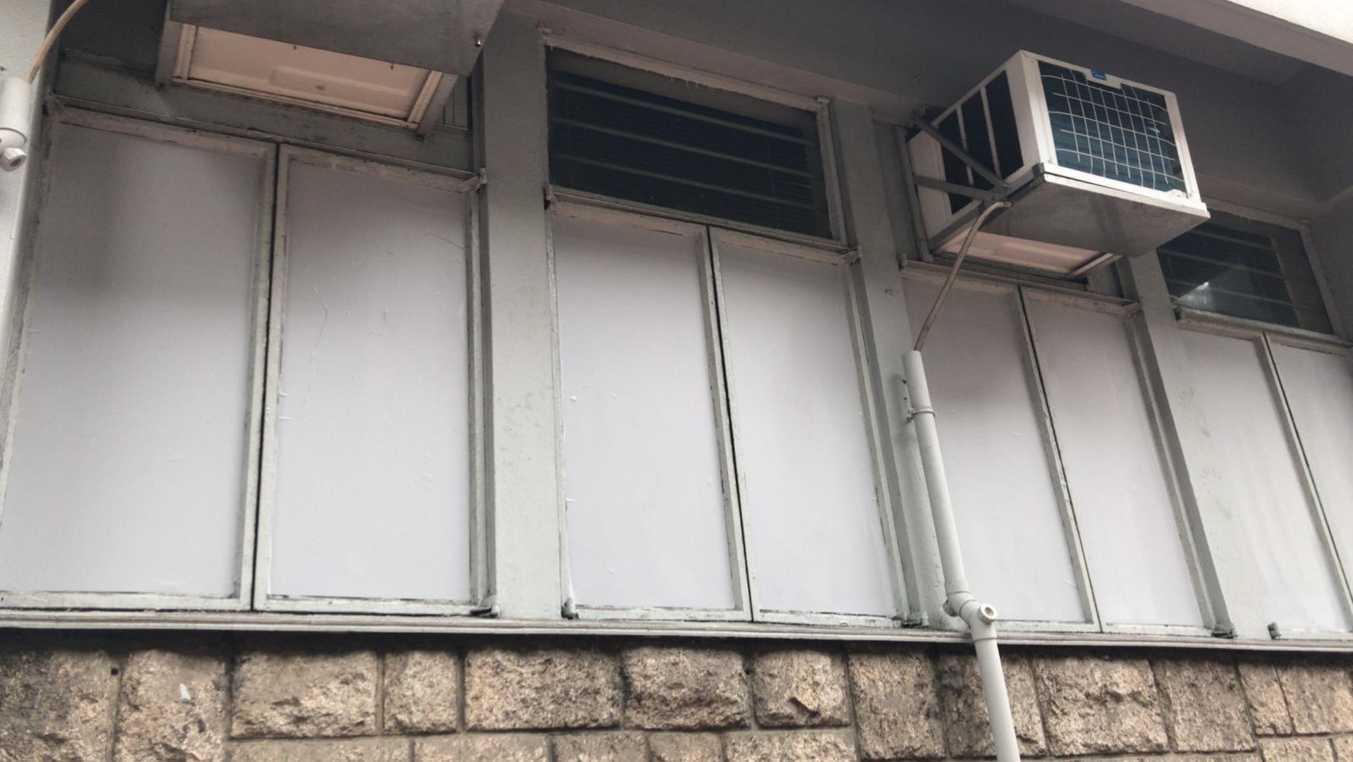 警署大部分窗戶均貼有白色膠紙。(曾鳳婷攝)