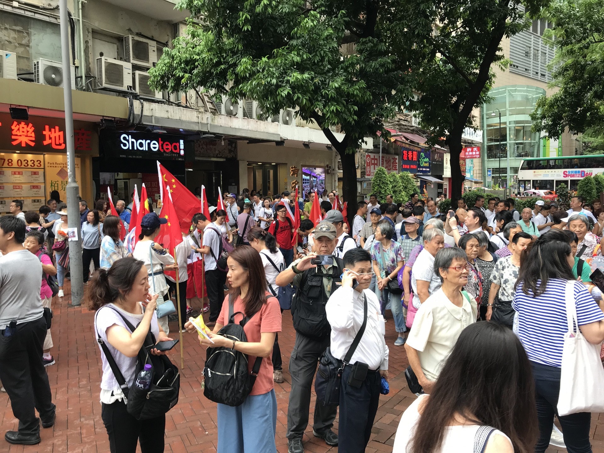 天后站外有大批市民聚集,市民高舉中國國旗,現場有數名警員維持秩序。(陳欣彤攝)