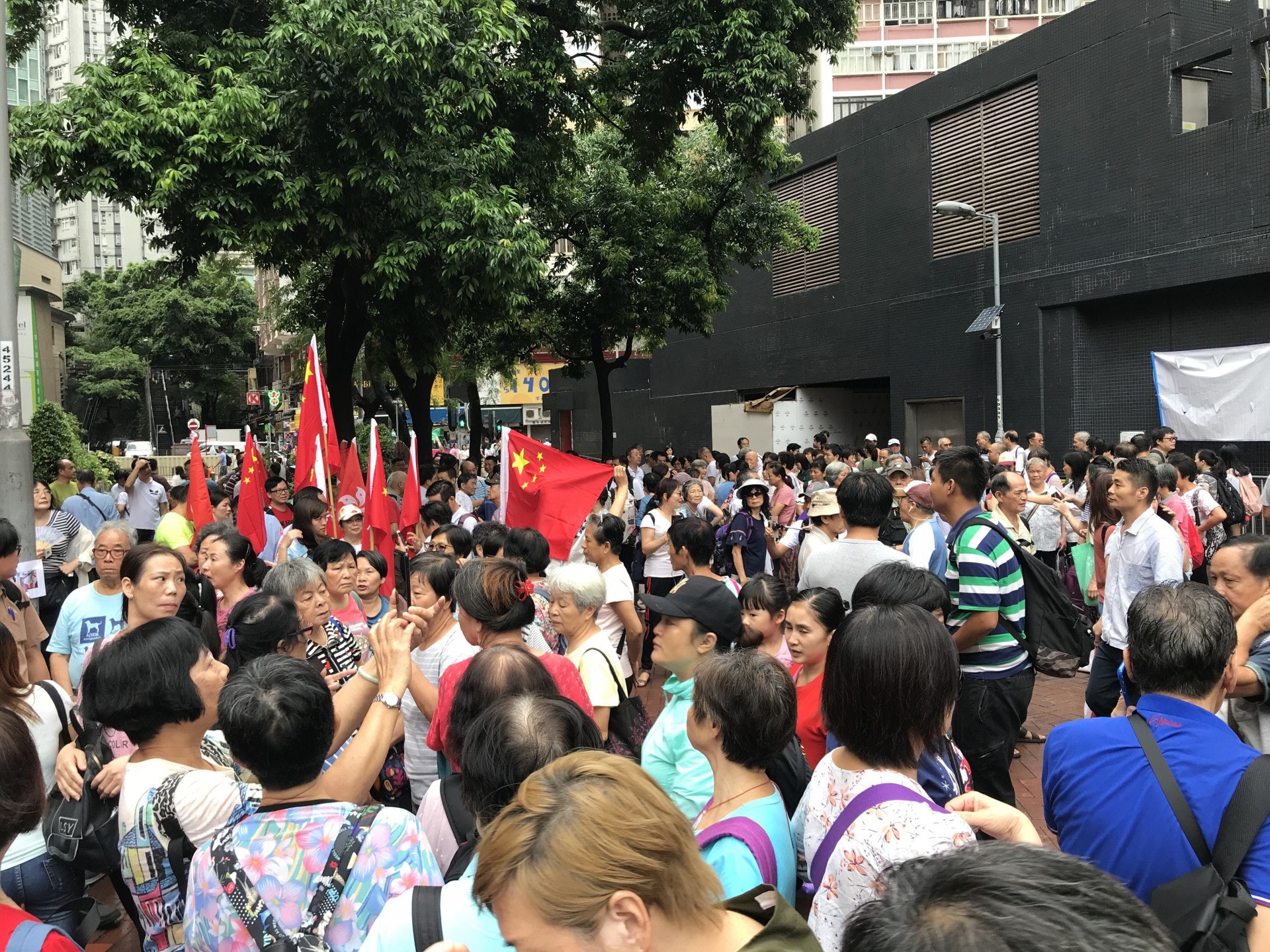 天后站外有大批市民聚集,市民高舉中國國旗,現場有數名警員維持秩序。(陳欣彤攝)