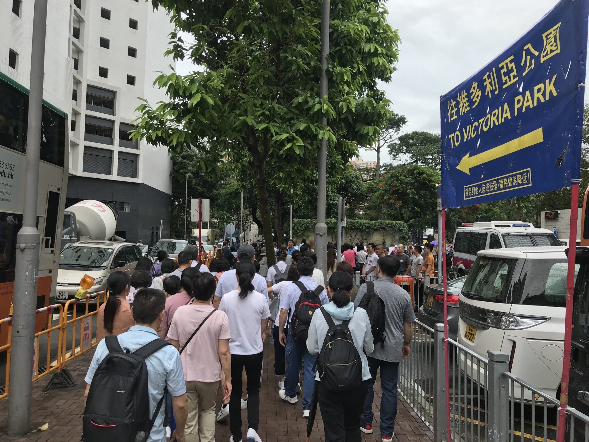 天后站外有大批市民聚集,市民高舉中國國旗,現場有數名警員維持秩序。(陳欣彤攝)