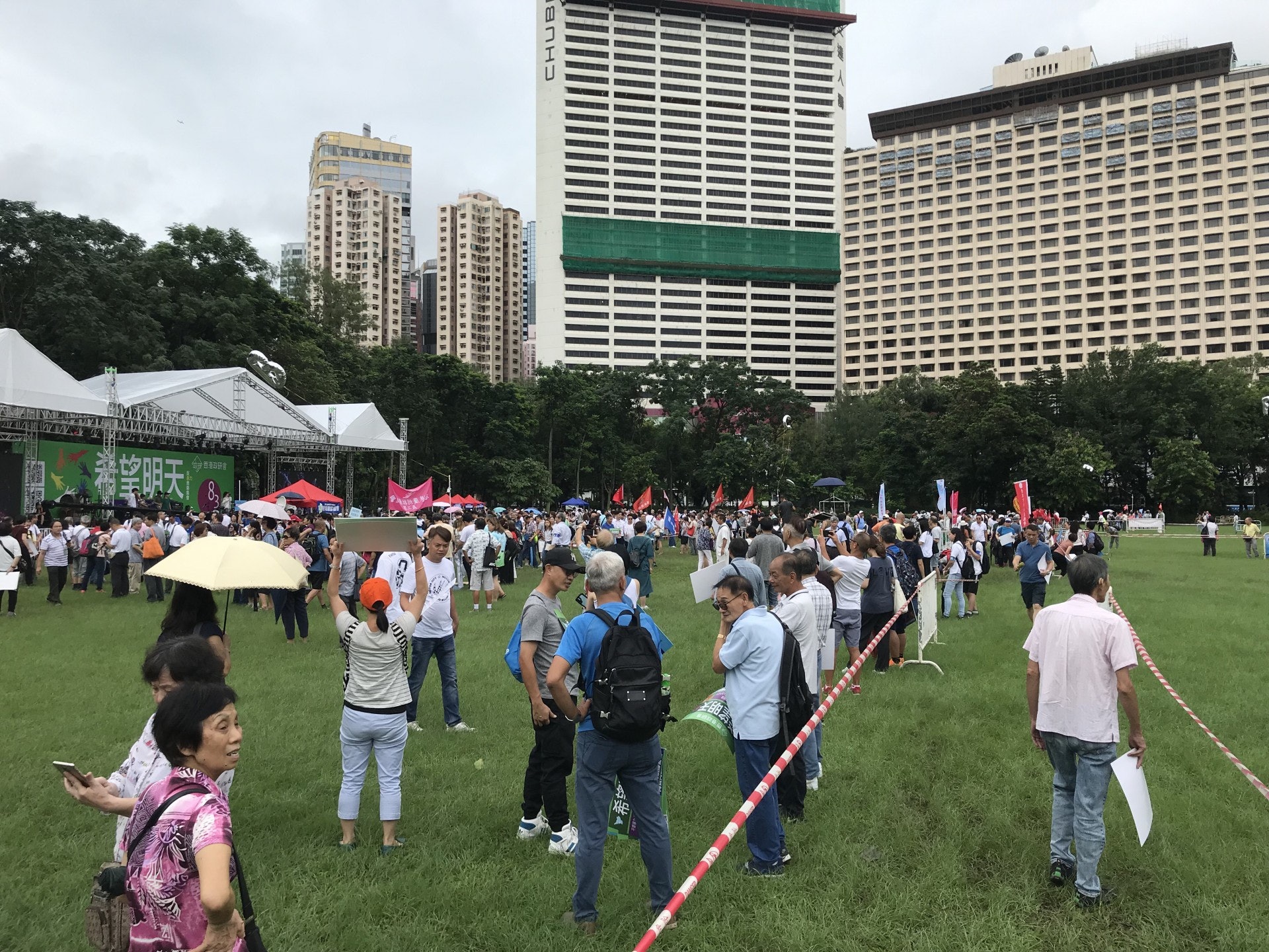 天后站外有大批市民聚集,市民高舉中國國旗,現場有數名警員維持秩序。(陳欣彤攝)