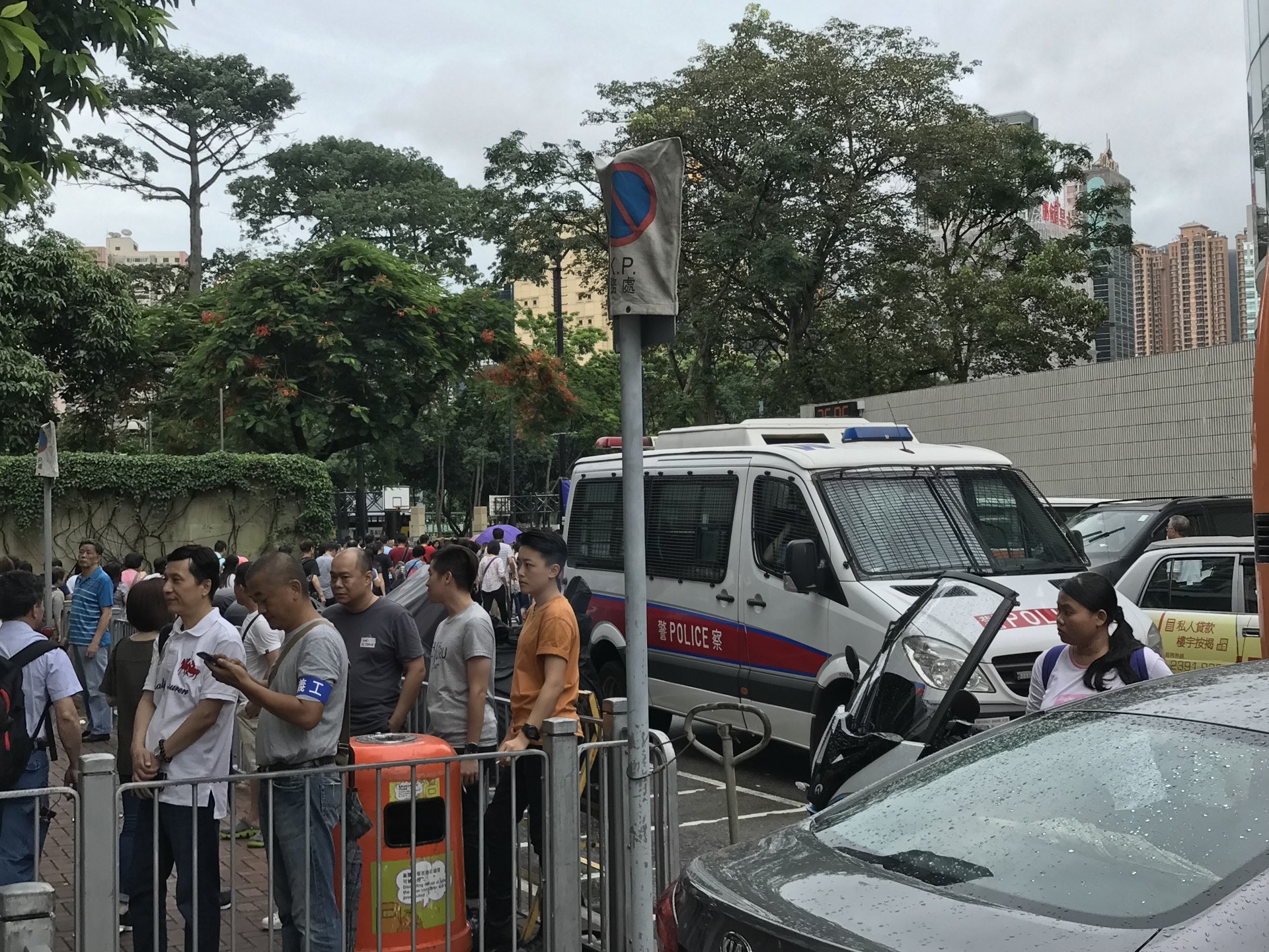 天后站外有大批市民聚集,市民高舉中國國旗,現場有數名警員維持秩序。(陳欣彤攝)