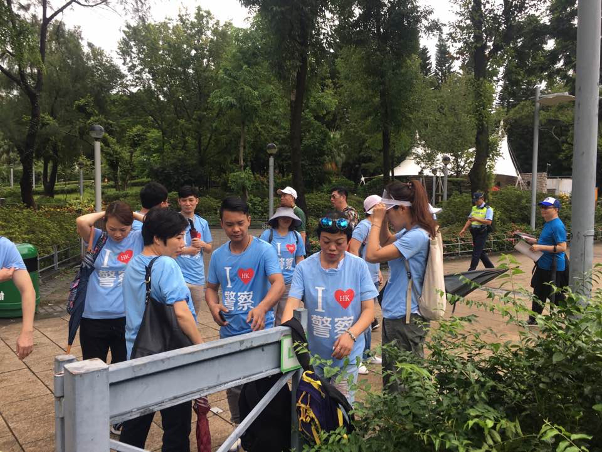 現場所見有不同團體和同鄉會到場。(李偉欣攝)