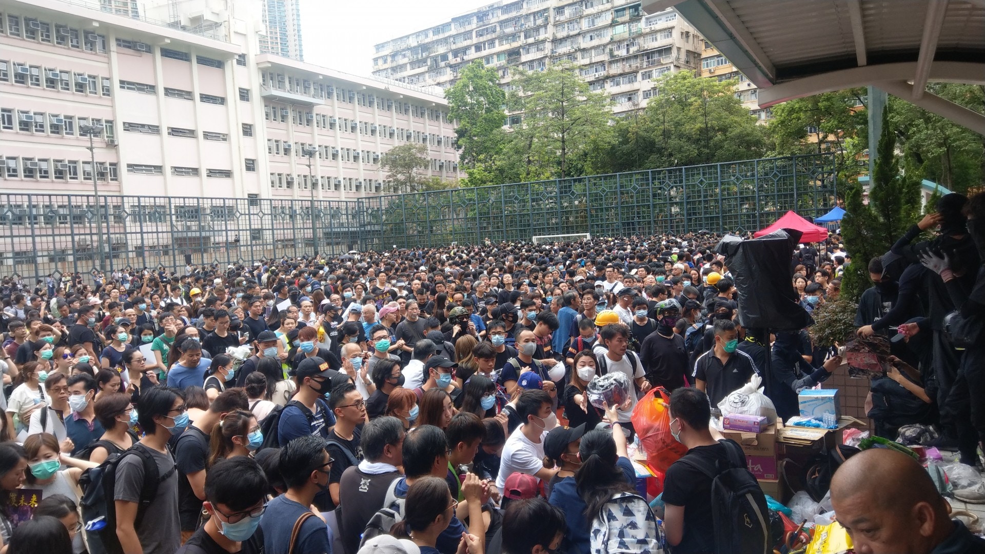 晏架街足球場已企滿八成。(余睿菁攝)