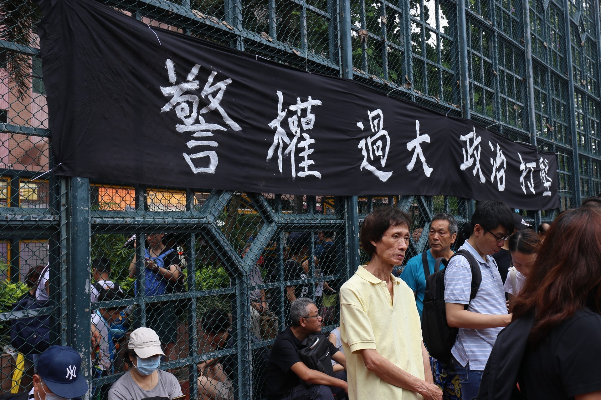 晏架街足球場掛起橫額。(郭倩雯攝)