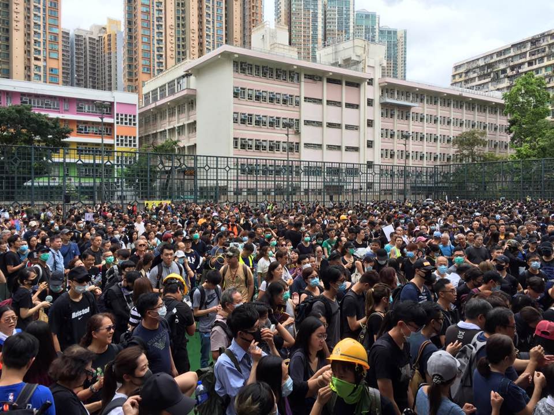 下午2時50分晏架街足球場已有大量參加人士聚集。(李智智攝)