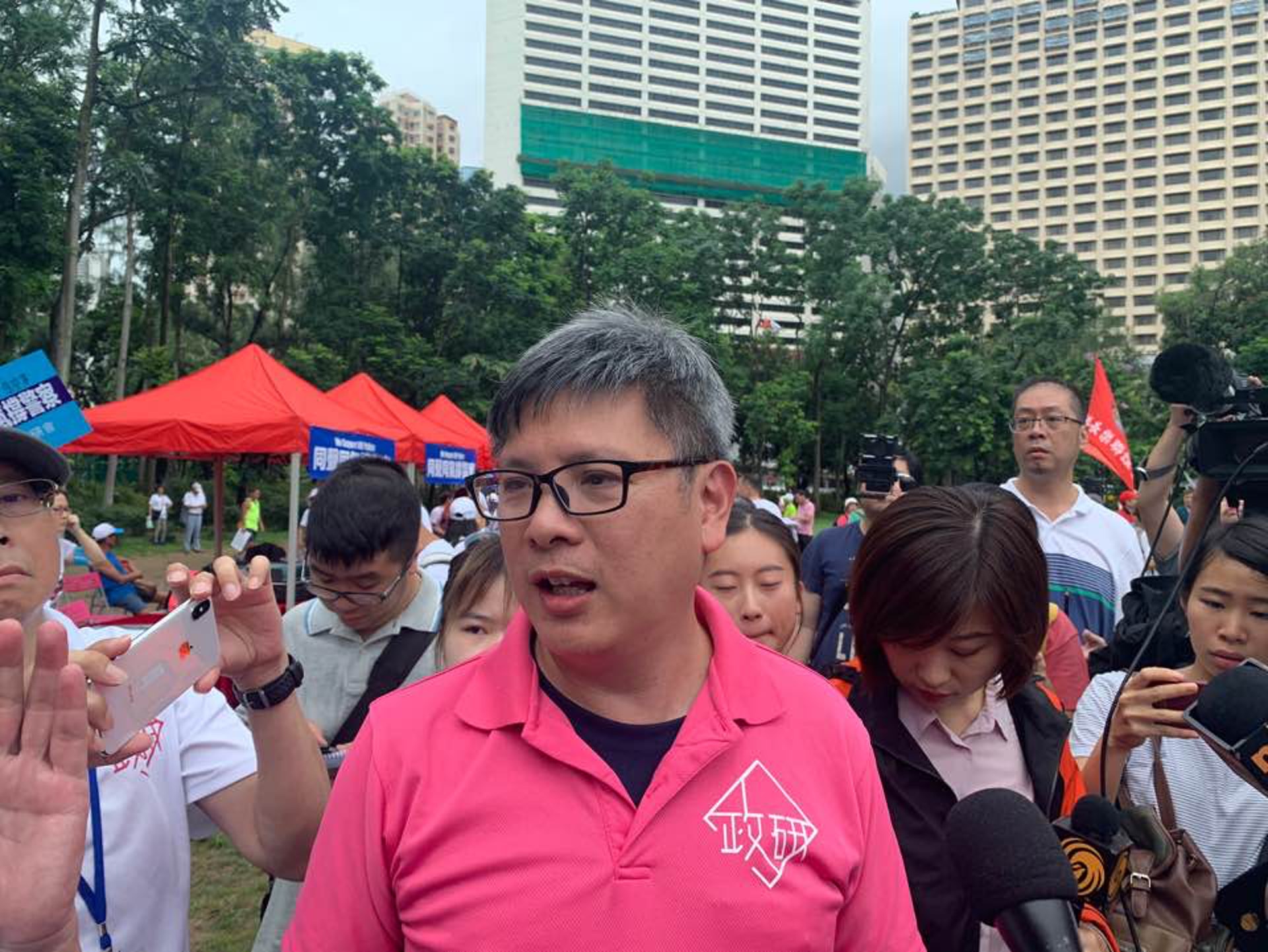 香港政研會主席鄧德成表示,希望透過今日音樂會的形式,令市民心境得以平靜。(陳晶琦攝) 香港政研會主席鄧德成表示,希望透過今日音樂會的形式,令市民心境得以平靜。(陳晶琦攝)