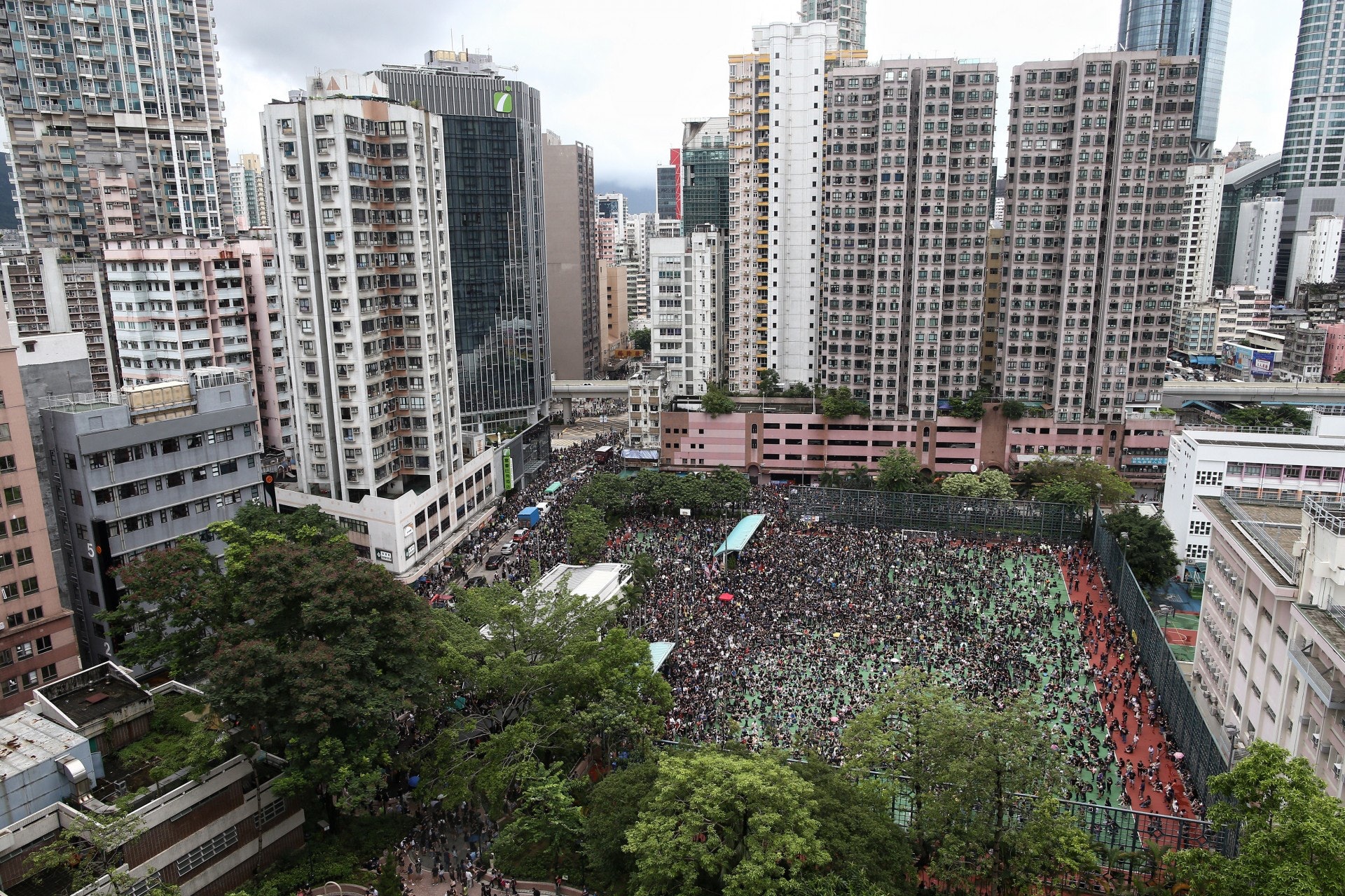 下午3時半,集會現場逼爆。(羅君豪攝) 下午3時半,集會現場逼爆。(羅君豪攝)