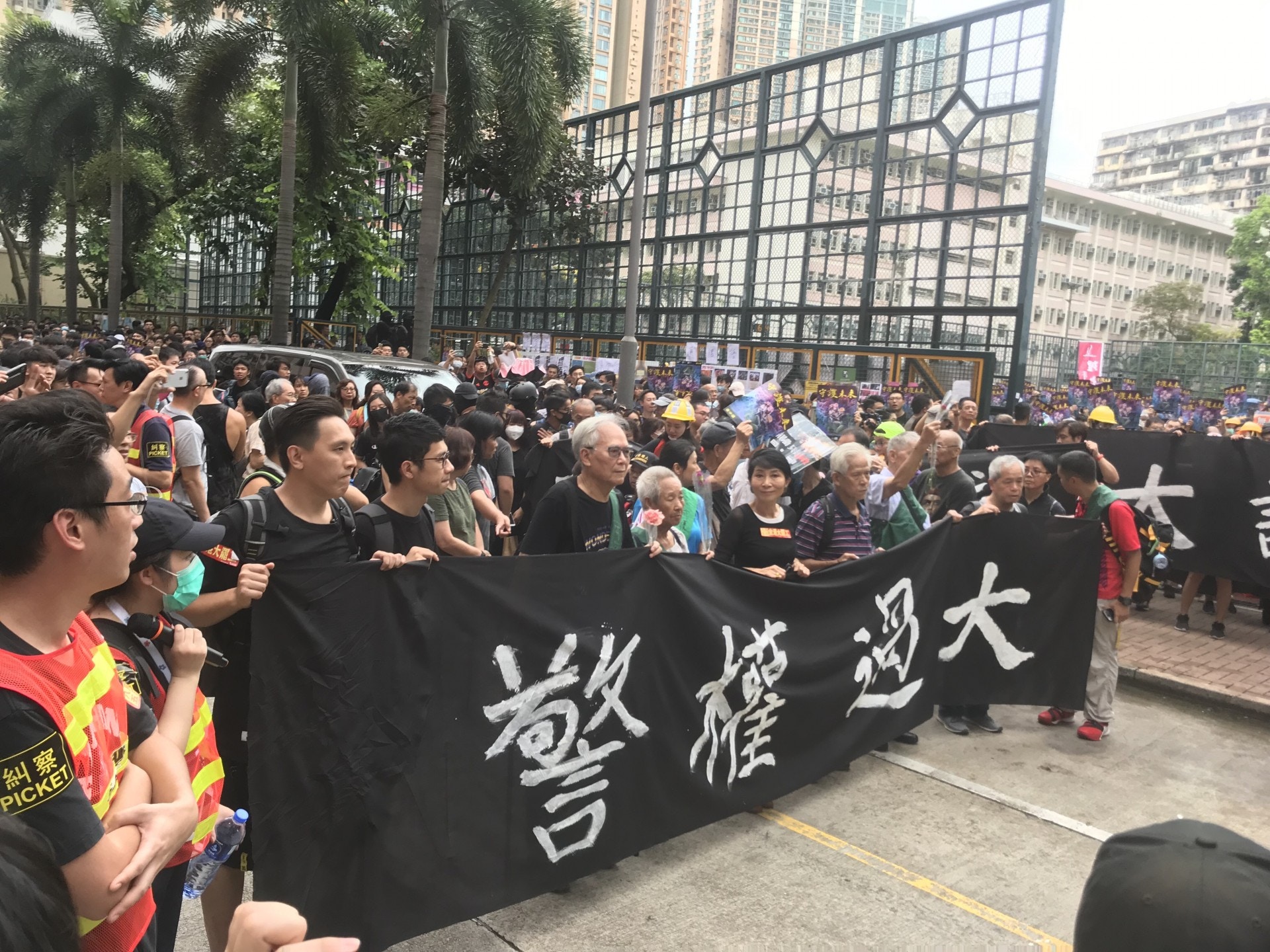 隊頭手持橫額。(郭倩雯攝)