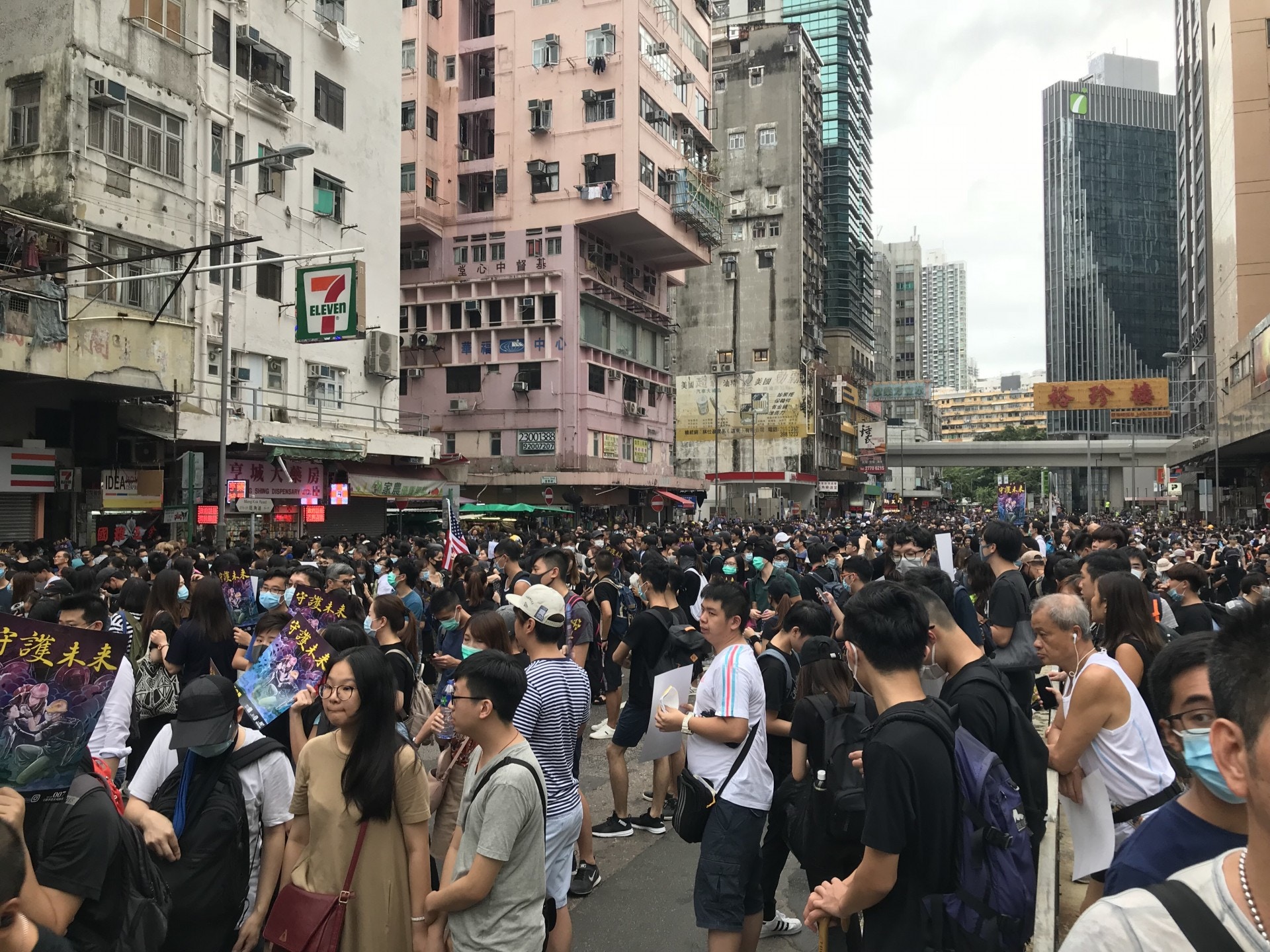 下午4時15分，遊行人士站滿了旺角道由塘尾道至新填地街的一段。(鄭翠碧攝)