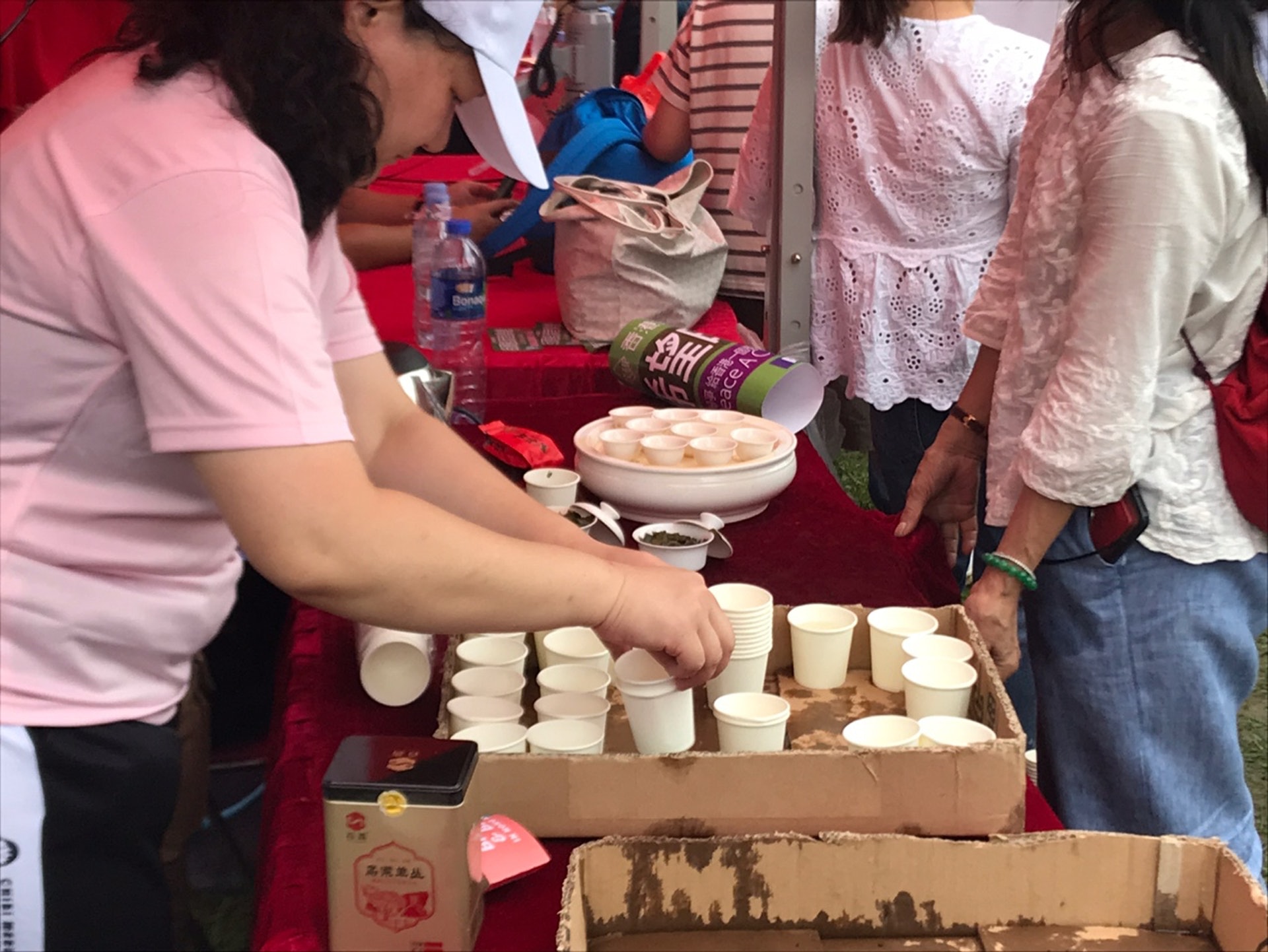 會帳篷下有人泡功夫茶飲。(梁妍玲攝)