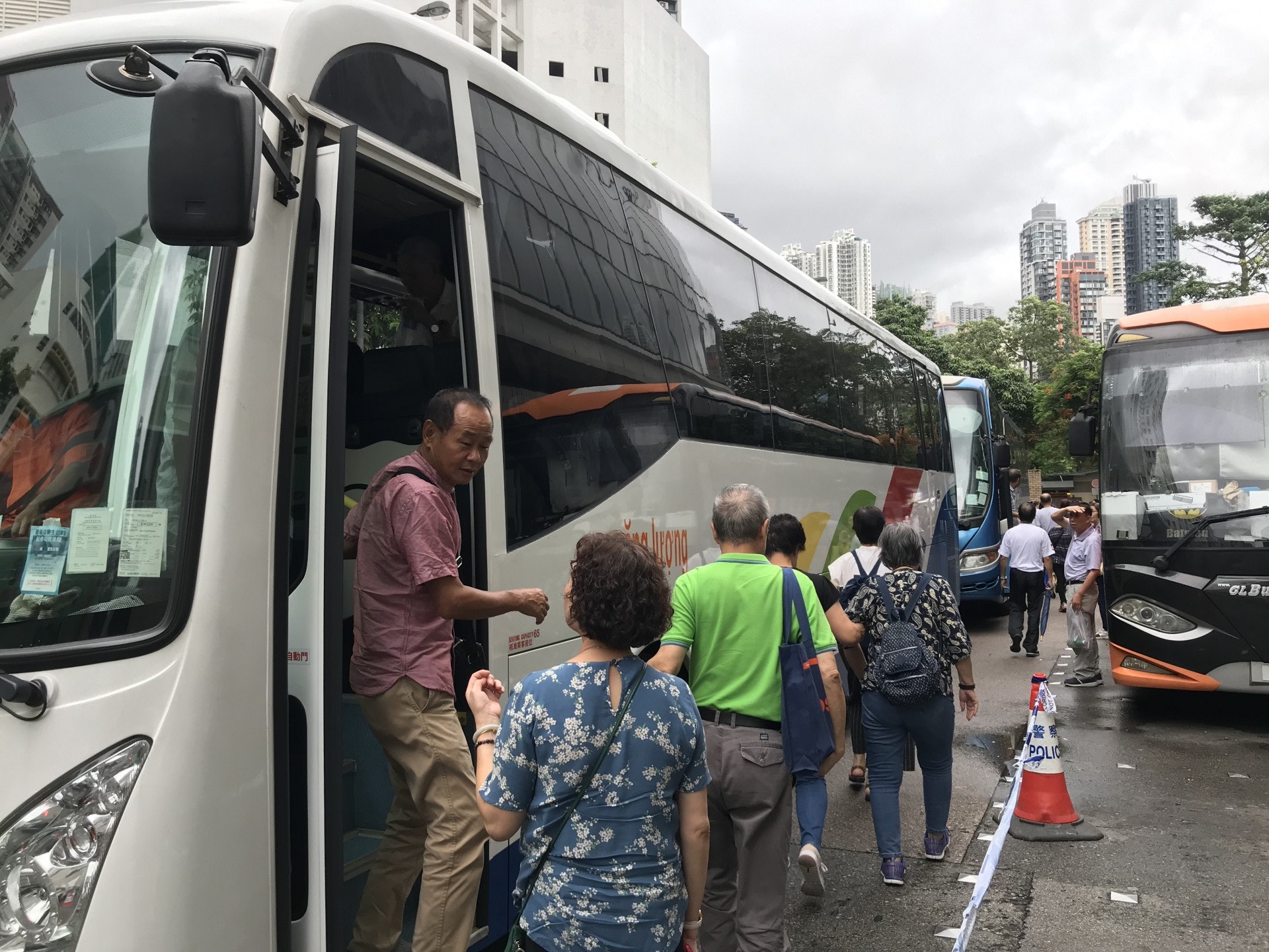 10分鐘內有多輛旅遊巴接載市民到場,市民多為長者。(梁妍玲攝)