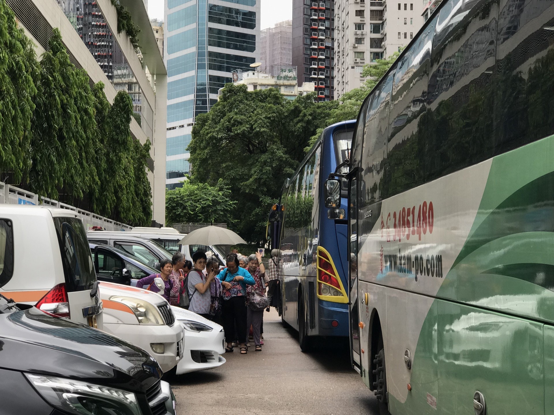10分鐘內有多輛旅遊巴接載市民到場,市民多為長者。(梁妍玲攝)