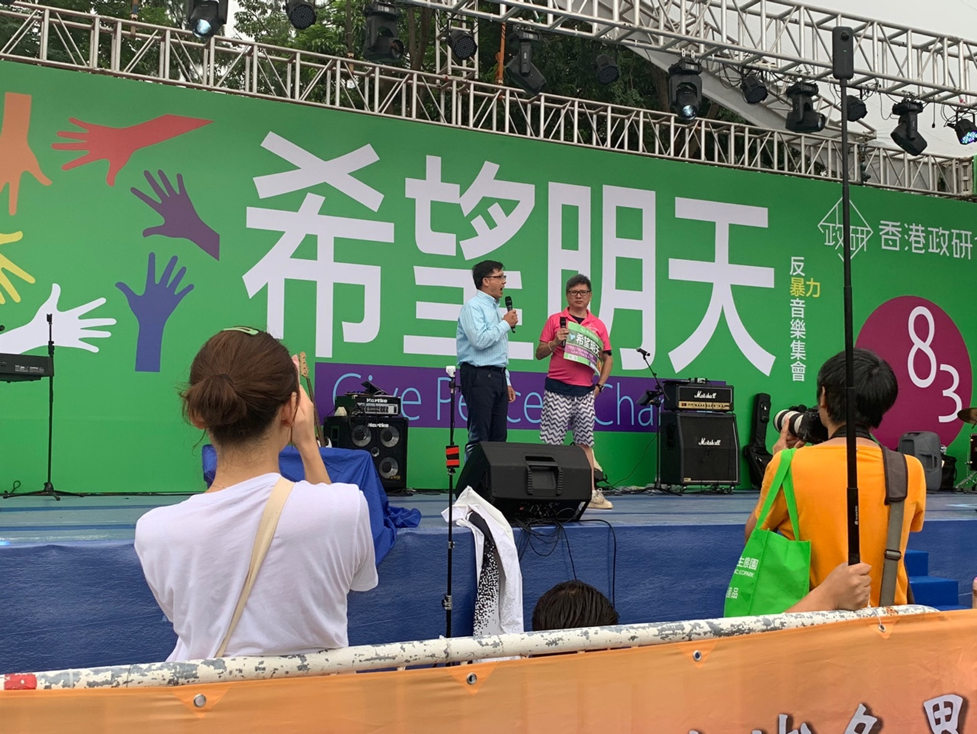 何君堯現身集會現場。(張嘉敏攝)