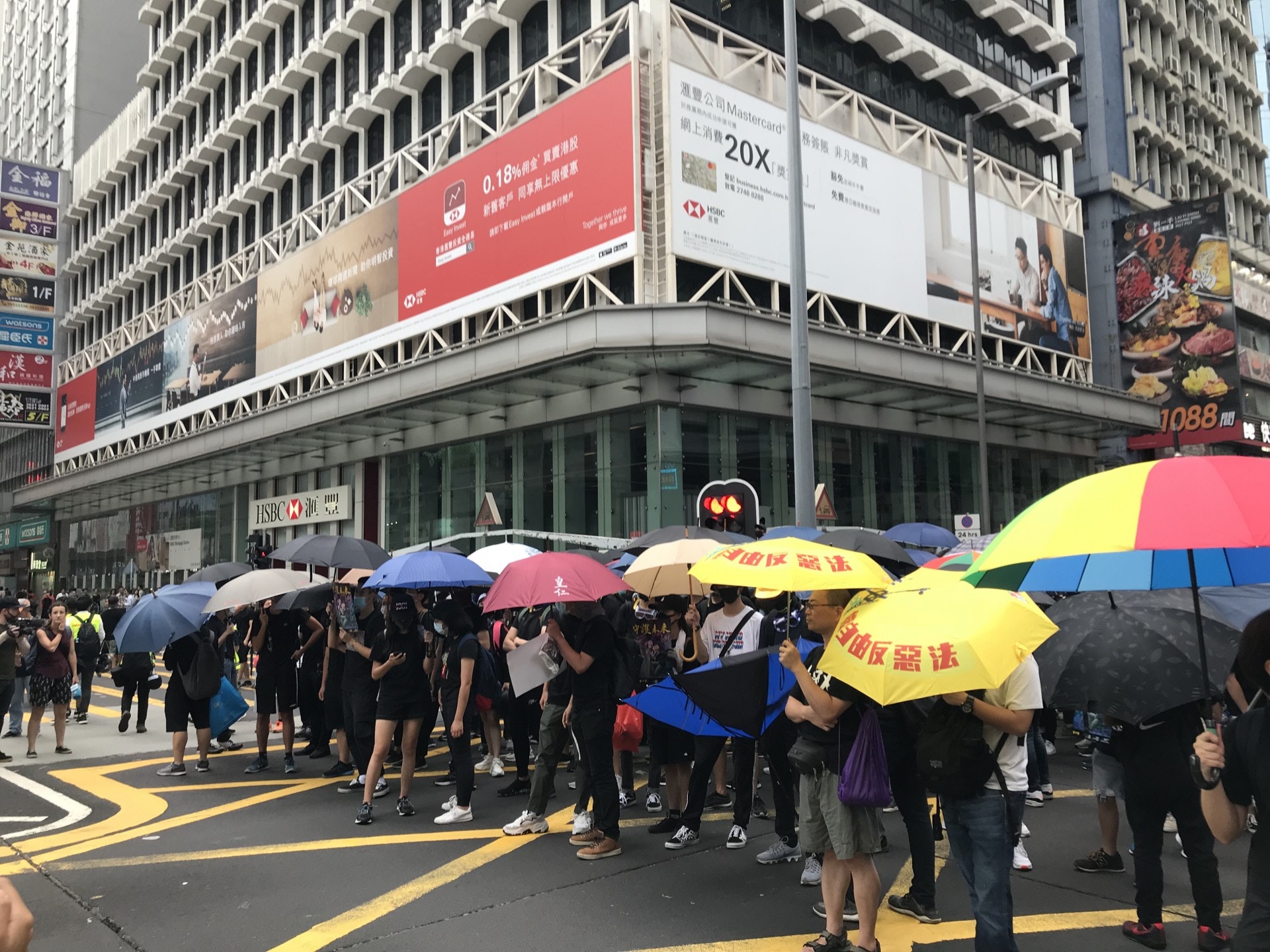 旺角彌敦道有遊行人士佔用。(鄭翠碧攝) 旺角彌敦道有遊行人士佔用。(鄭翠碧攝)