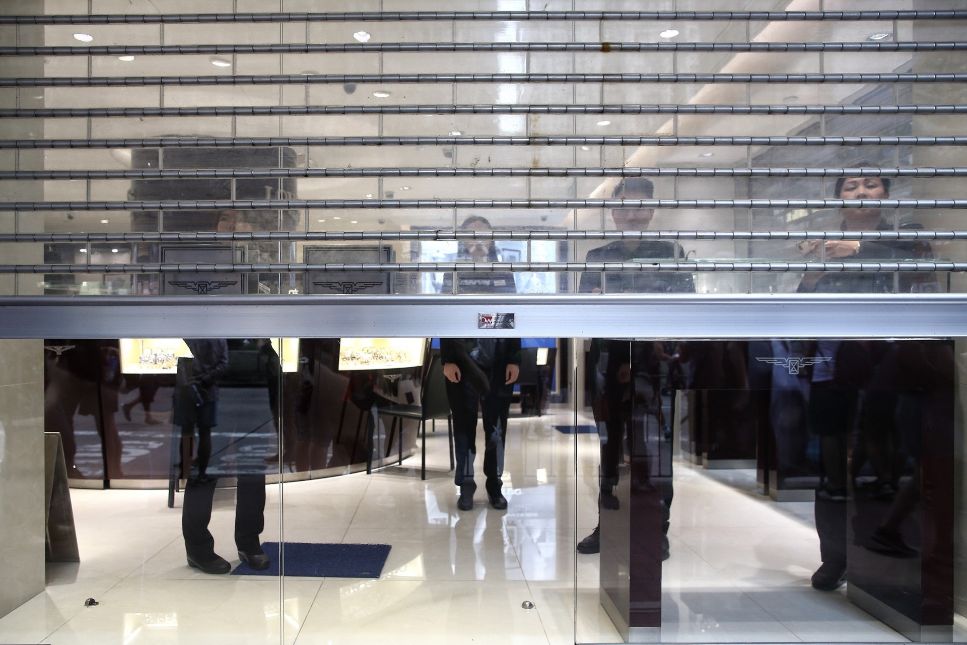 金舖落閘。(羅君豪攝) 。(羅君豪攝)