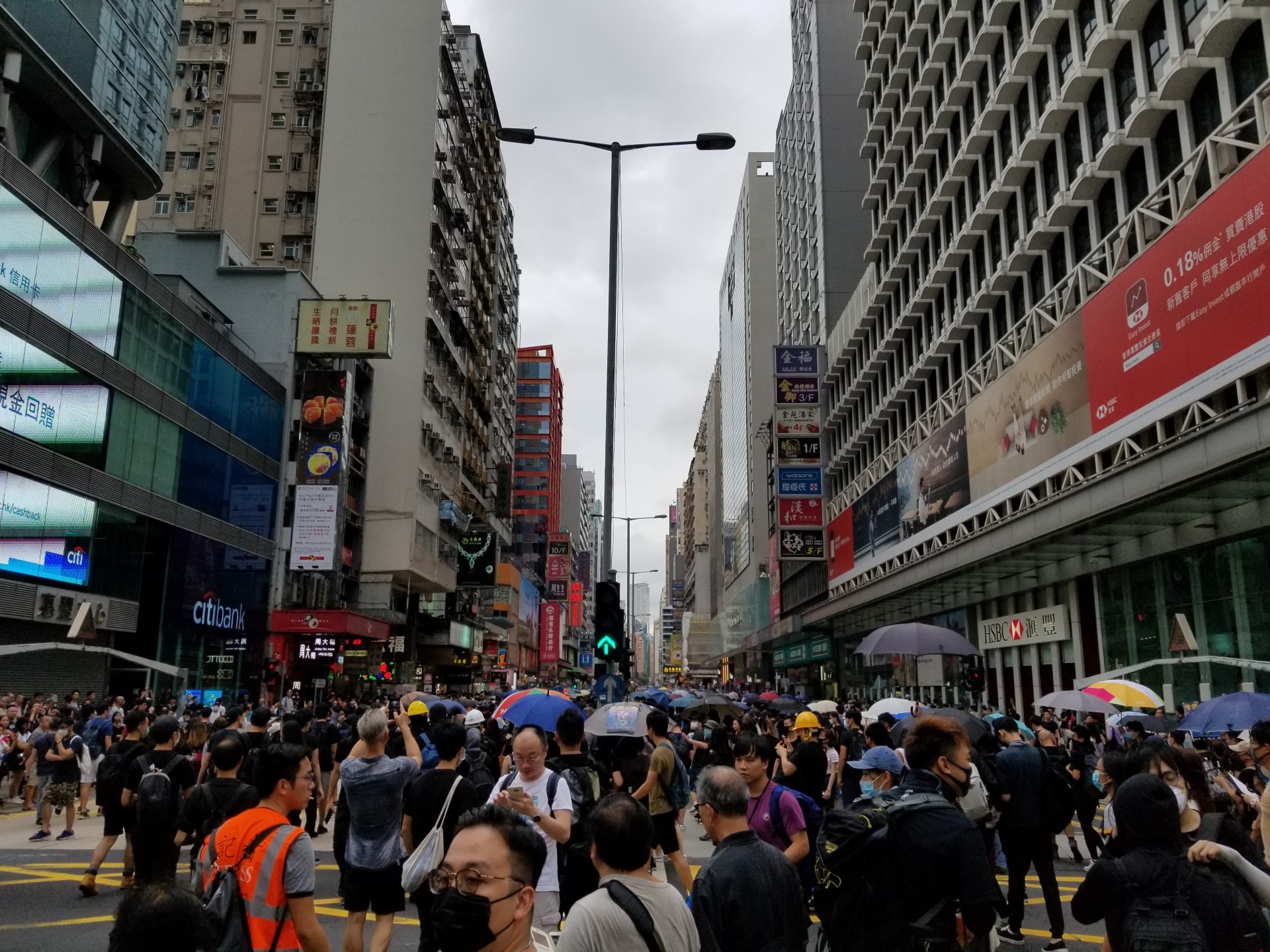 大批遊行人士偏離遊行路線，沿亞皆老街往新填地街，走到亞皆老街後轉往彌敦道。（王譯揚攝）