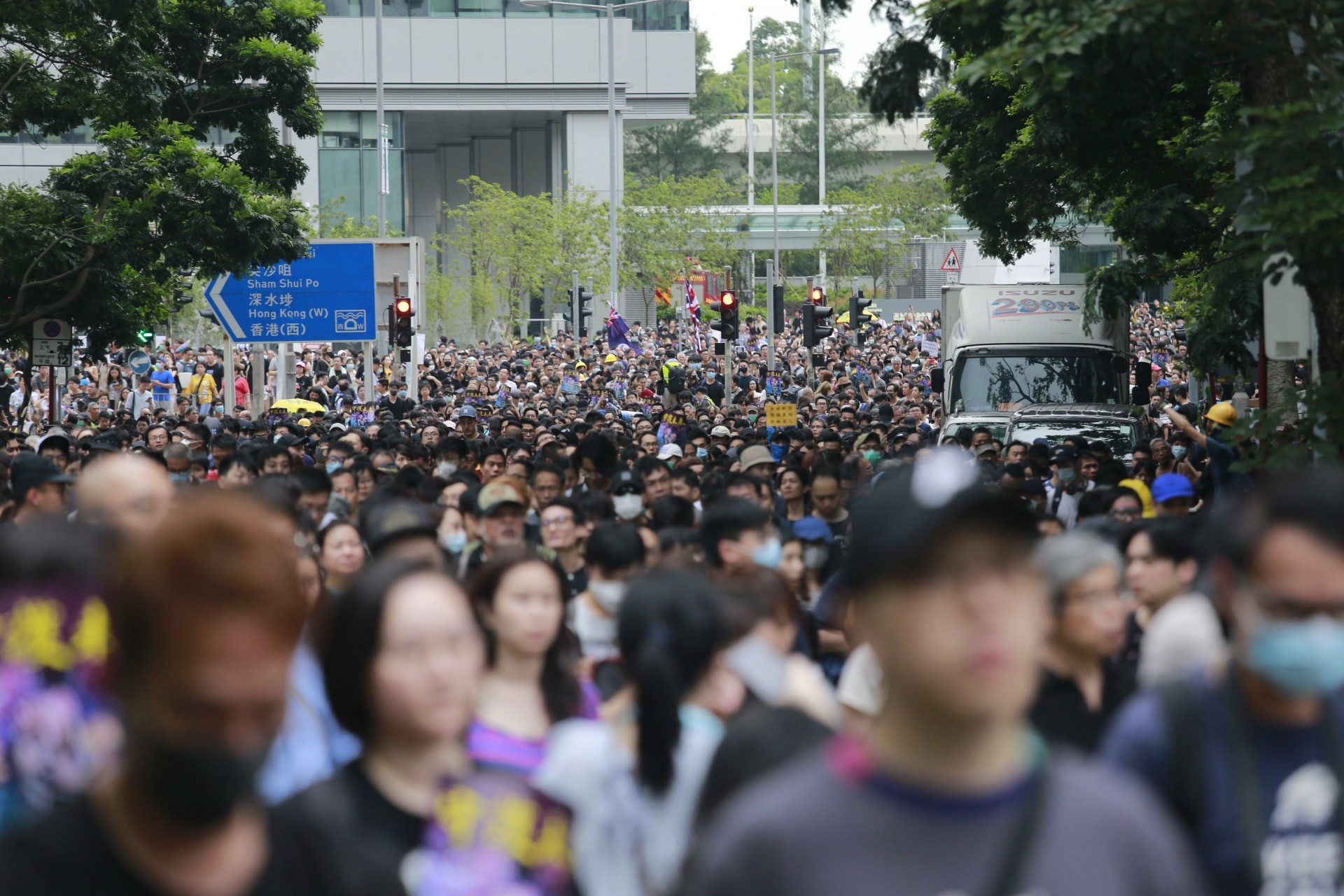 大會發起遊行的隊伍接原定路線而行。(梁鵬威攝)