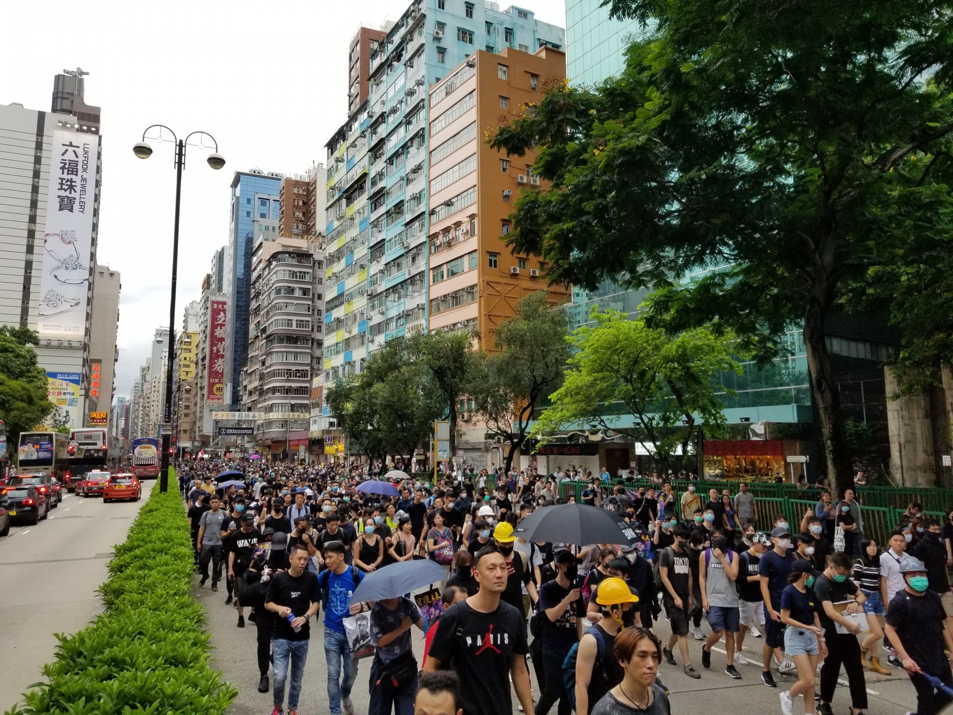 下午5時30分,彌敦道及加士居道交界,未能見到示威者隊頭或隊尾。(王譯揚攝)