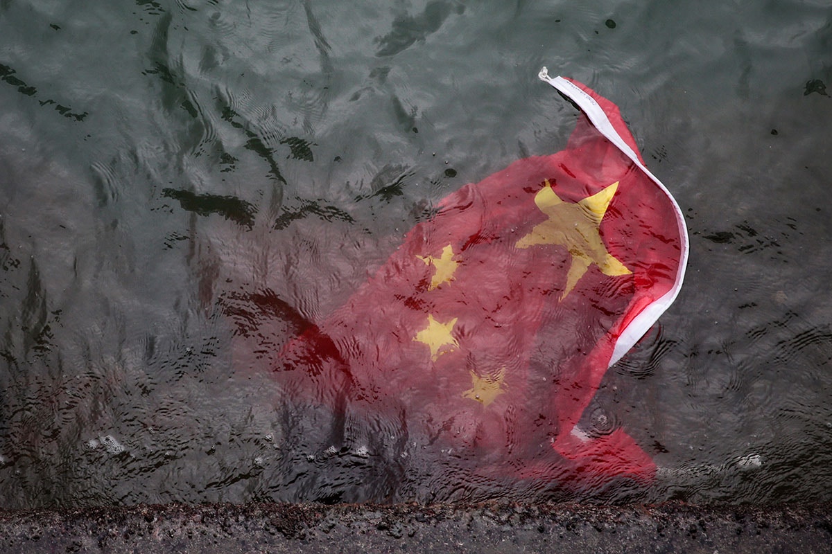 【旺角遊行】尖沙咀碼頭五支旗杆國旗被拆下　在海上漂流