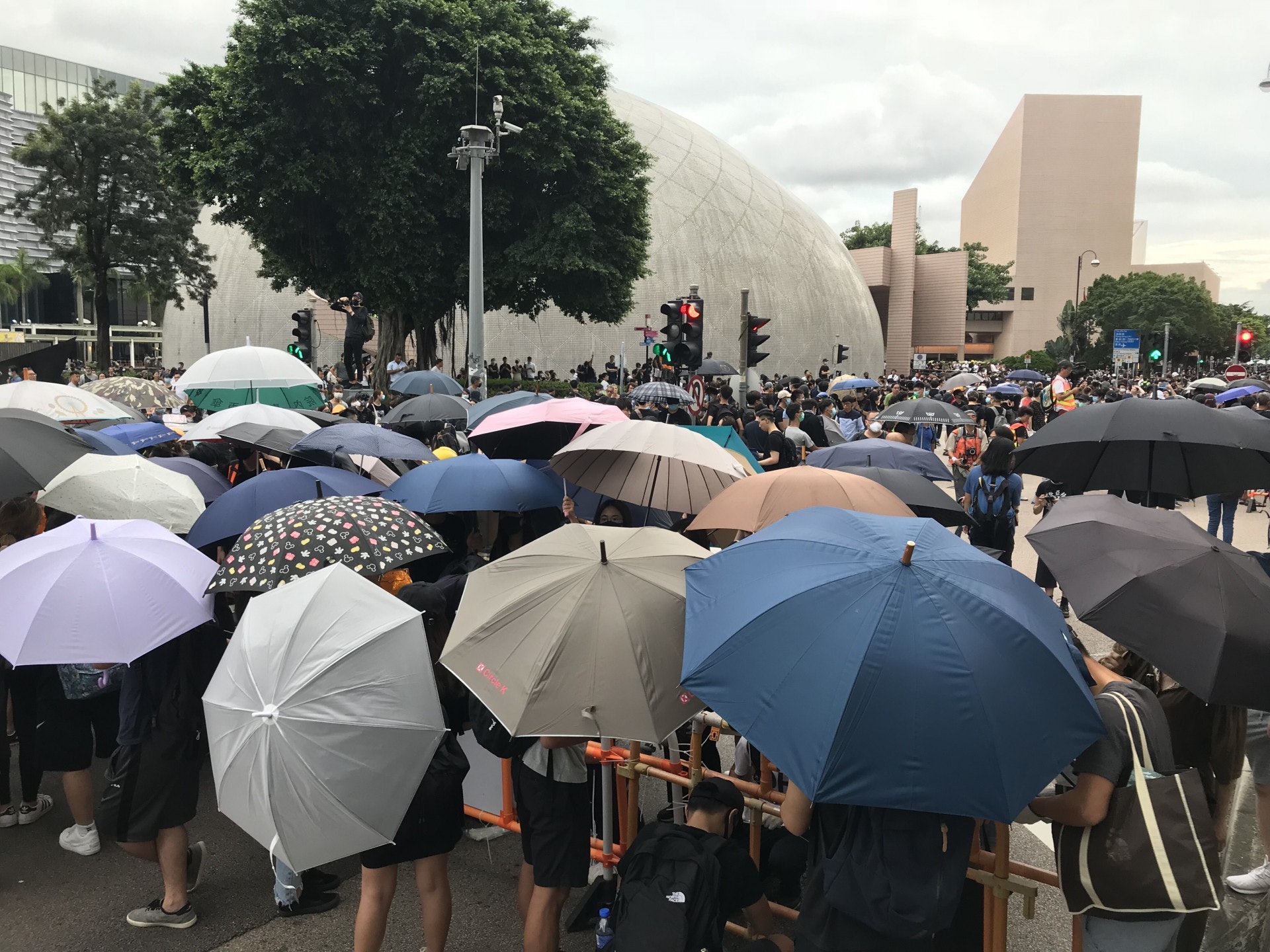 傍晚6時,梳士巴利道的東西行線已被佔用。(鄭翠碧攝)
