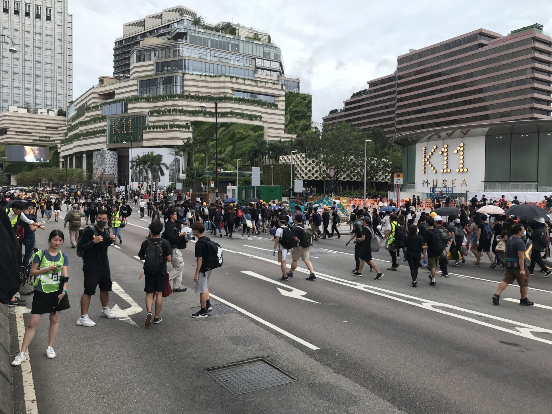 傍晚6時,梳士巴利道的東西行線已被佔用。(鄭翠碧攝)