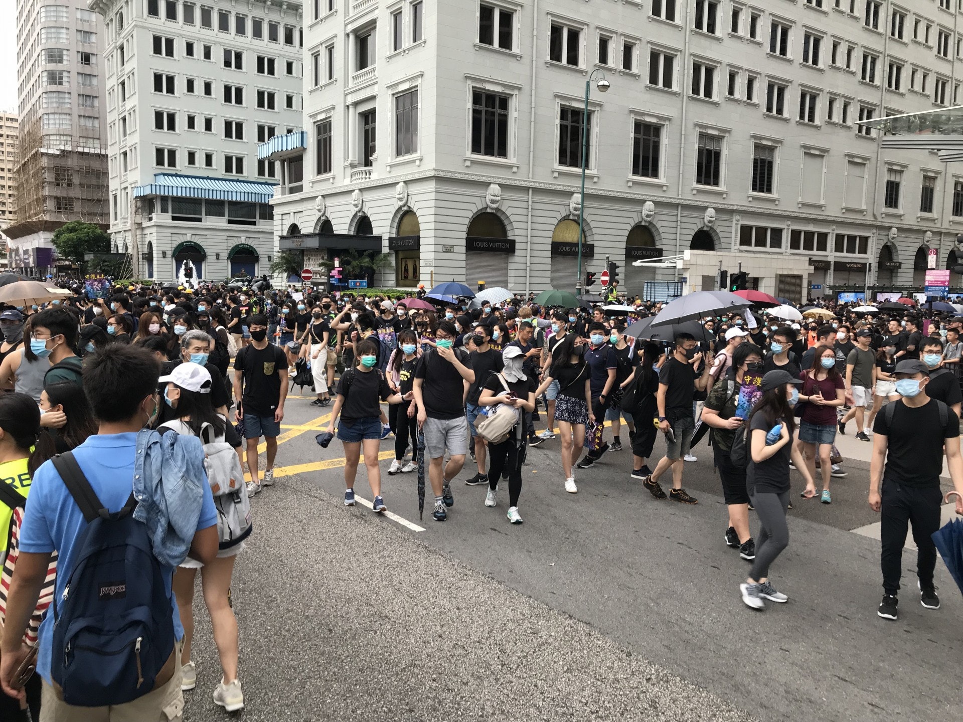 傍晚6時,梳士巴利道的東西行線已被佔用。(鄭翠碧攝)