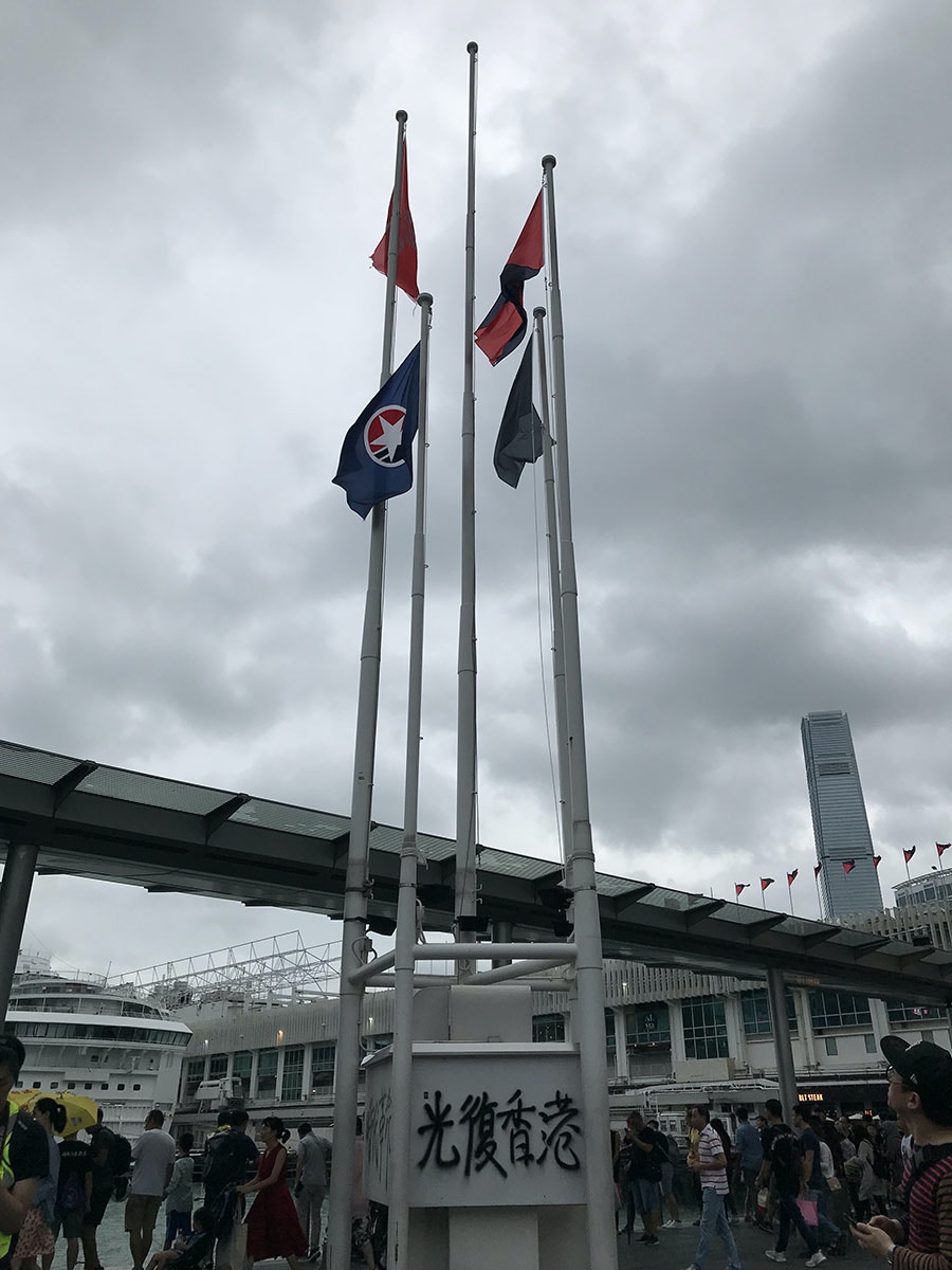 尖沙咀碼頭外五支旗桿位置，國旗被拆下。（鄭翠碧攝）