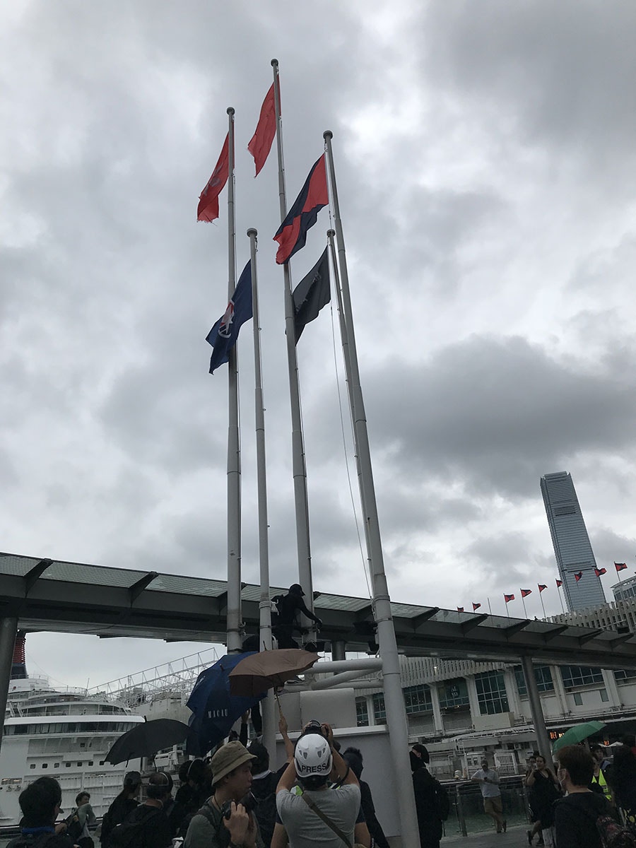 尖沙咀碼頭外五支旗桿位置，國旗被拆下。（鄭翠碧攝）