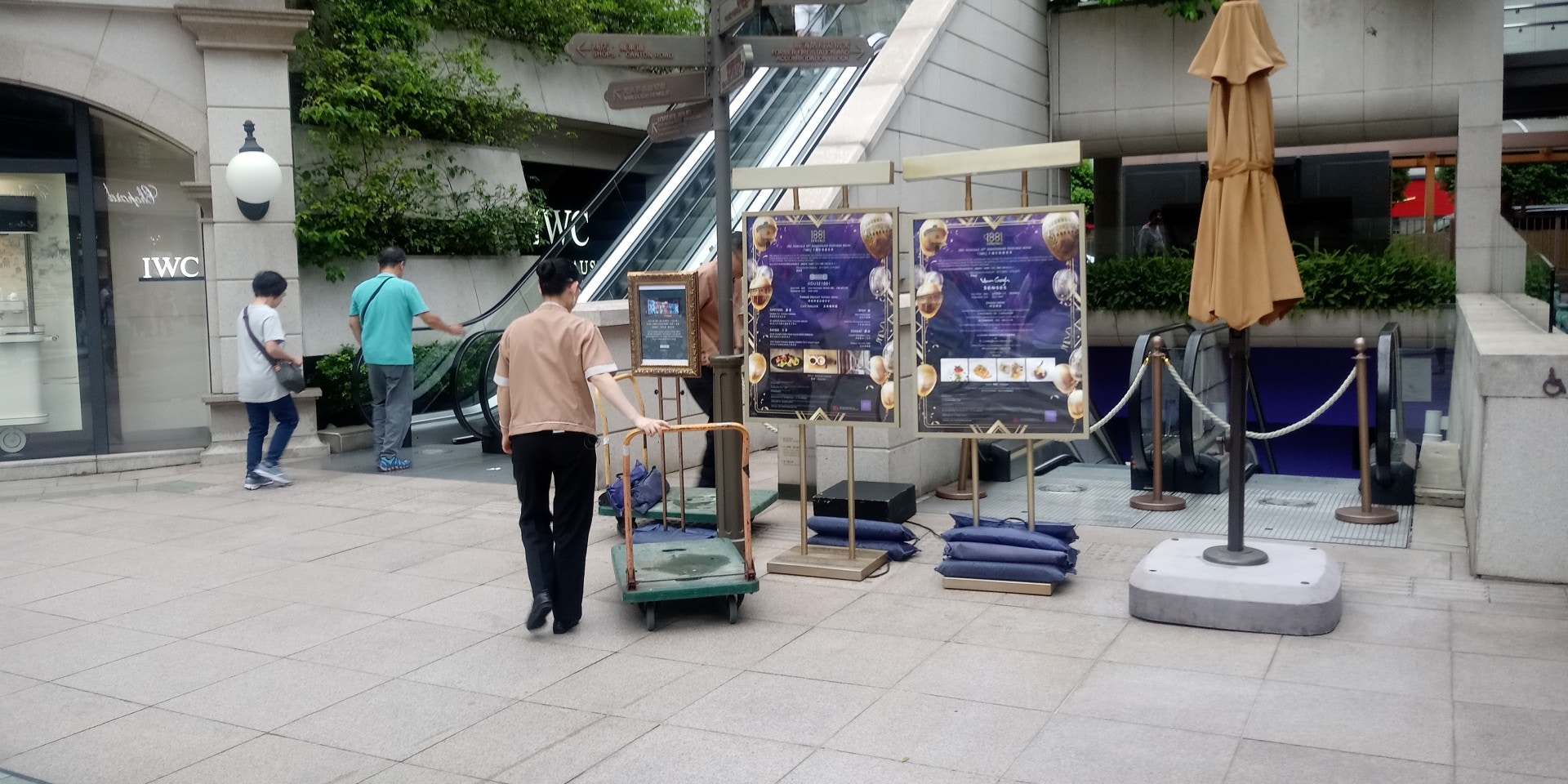  尖沙嘴1881商場職員在遊行人士抵步前，搬走流動物品。（劉錦華攝）