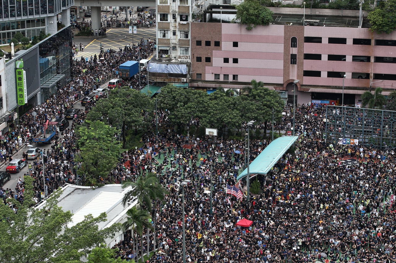 下午3時半，前來集會的市民愈來愈多，人群企出了晏架街馬路。（羅君豪攝）