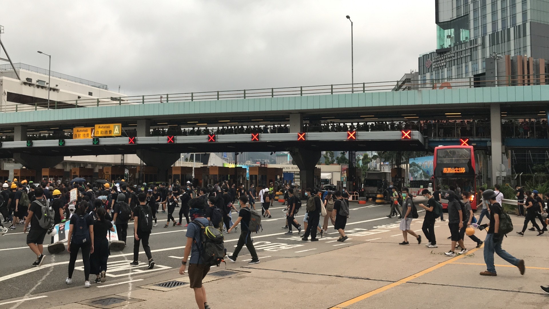 下午6時30分,示威者圍堵紅磡出入口。(鄭翠碧攝)