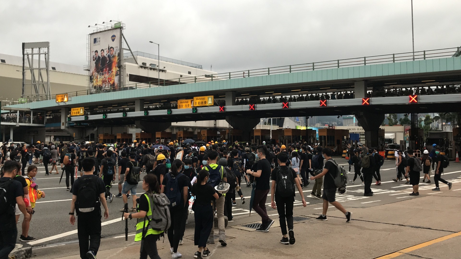 下午6時30分,示威者圍堵紅磡出入口。(鄭翠碧攝)