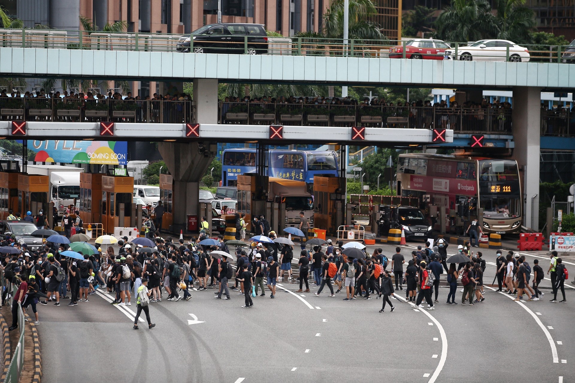 下午6時30分,示威者圍堵紅磡出入口。(羅君豪攝)