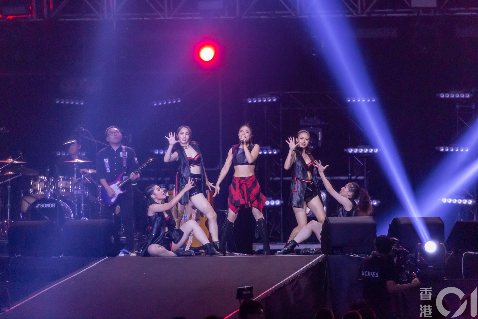 超犀利趴 丁噹重演踩空跌落台意外忍痛堅持勁舞跳唱近一小時 香港01 眾樂迷