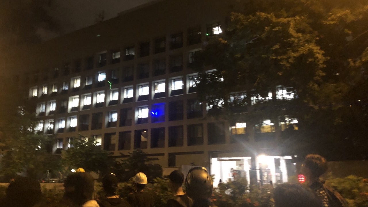 【旺角遊行】示威者轉戰九龍城警署 稱要分散警力 【旺角遊行】示威者轉戰九龍城警署 稱要分散警力