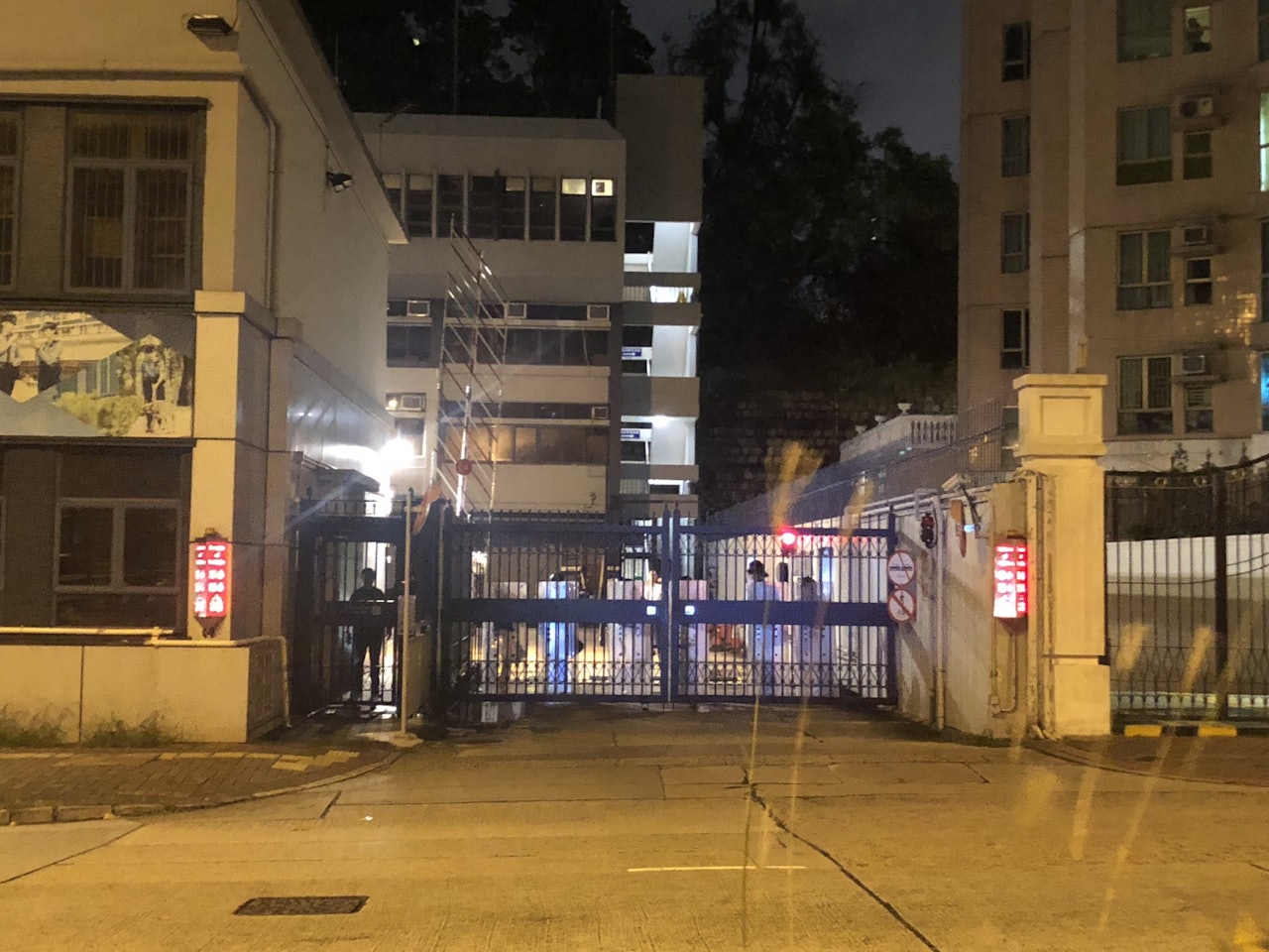 晚上10時,部份示威者轉陣到九龍城警署,警署內已有防暴警察駐守。(胡家欣攝) 晚上10時,部份示威者轉陣到九龍城警署,警署內已有防暴警察駐守。(胡家欣攝)