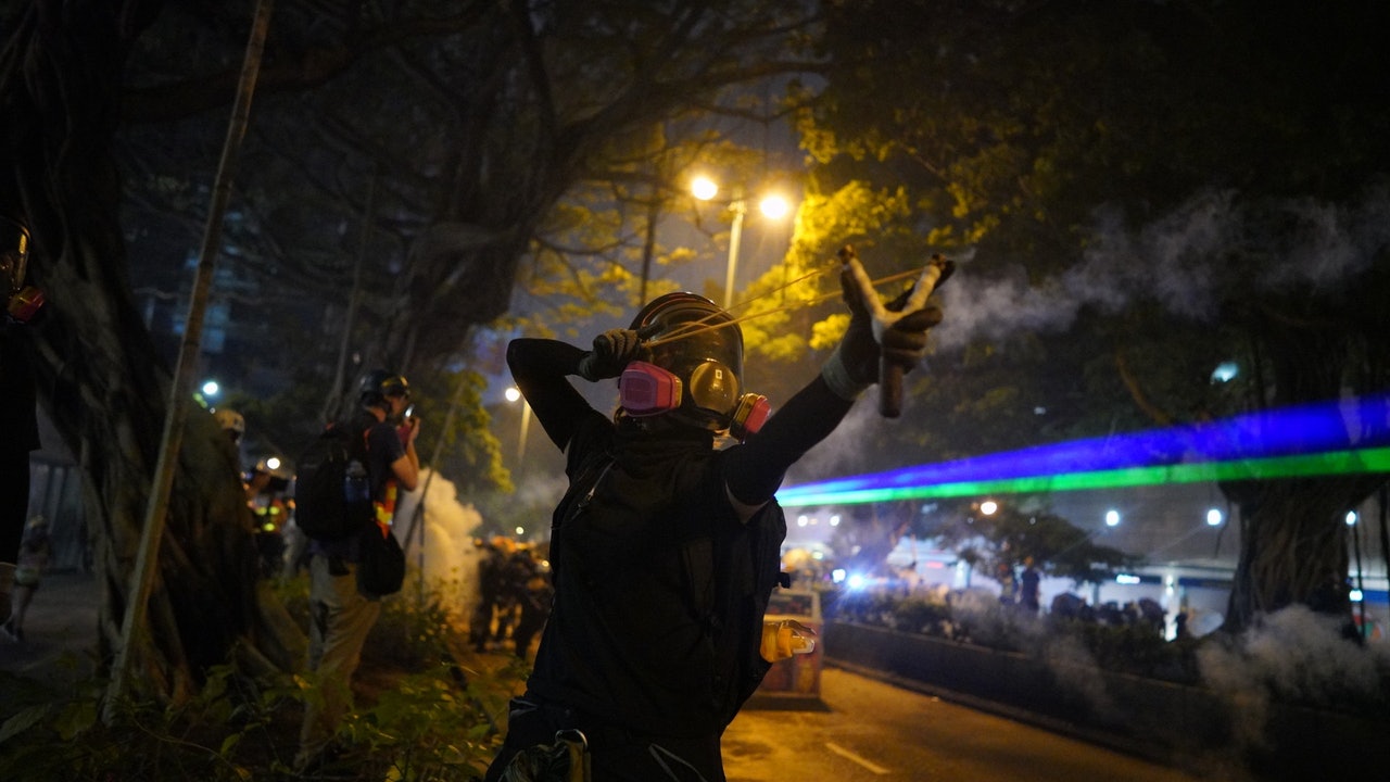 【旺角遊行】示威者武器升級 長竹點火燒車 丫叉一連射爆兩玻璃 【旺角遊行】示威者武器升級 長竹點火燒車 丫叉一連射爆兩玻璃