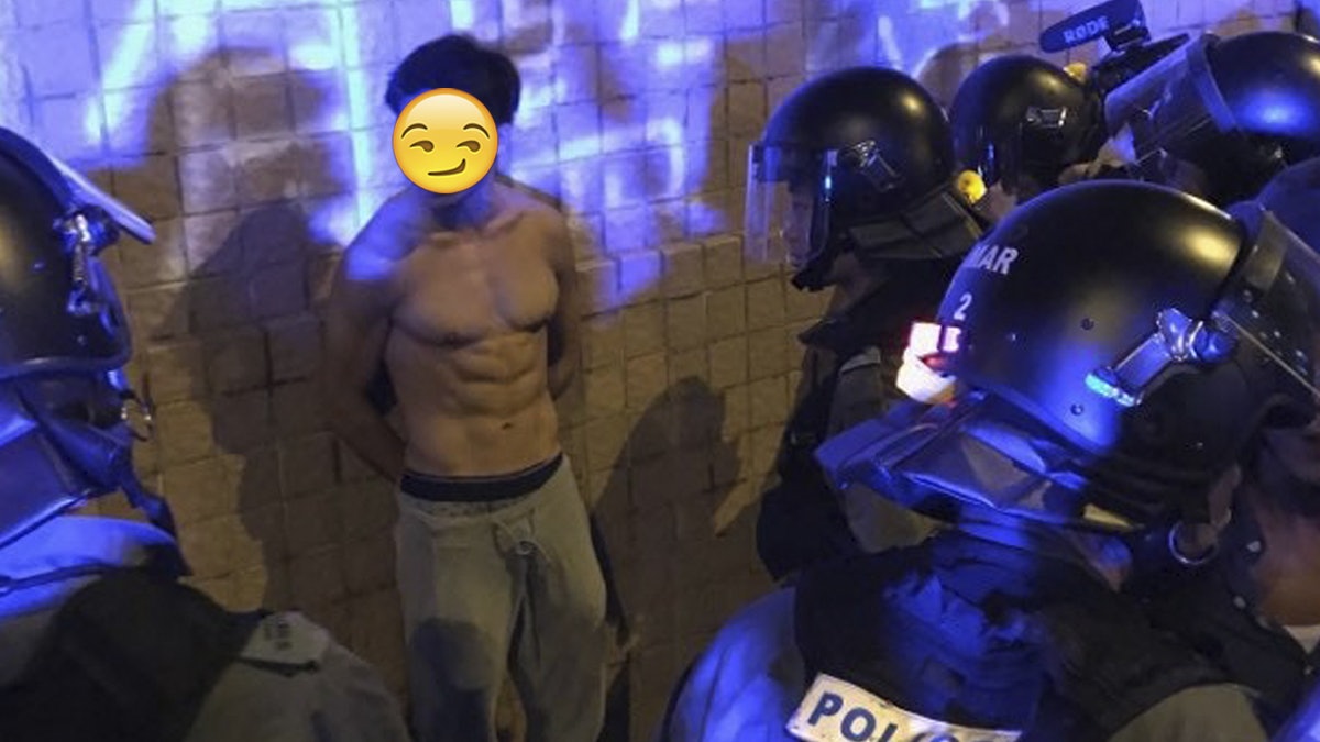 【黃大仙衝突】赤膊壯男被full gear防暴警截查 六塊腹肌成焦點 【黃大仙衝突】赤膊壯男被full gear防暴警截查 六塊腹肌成焦點