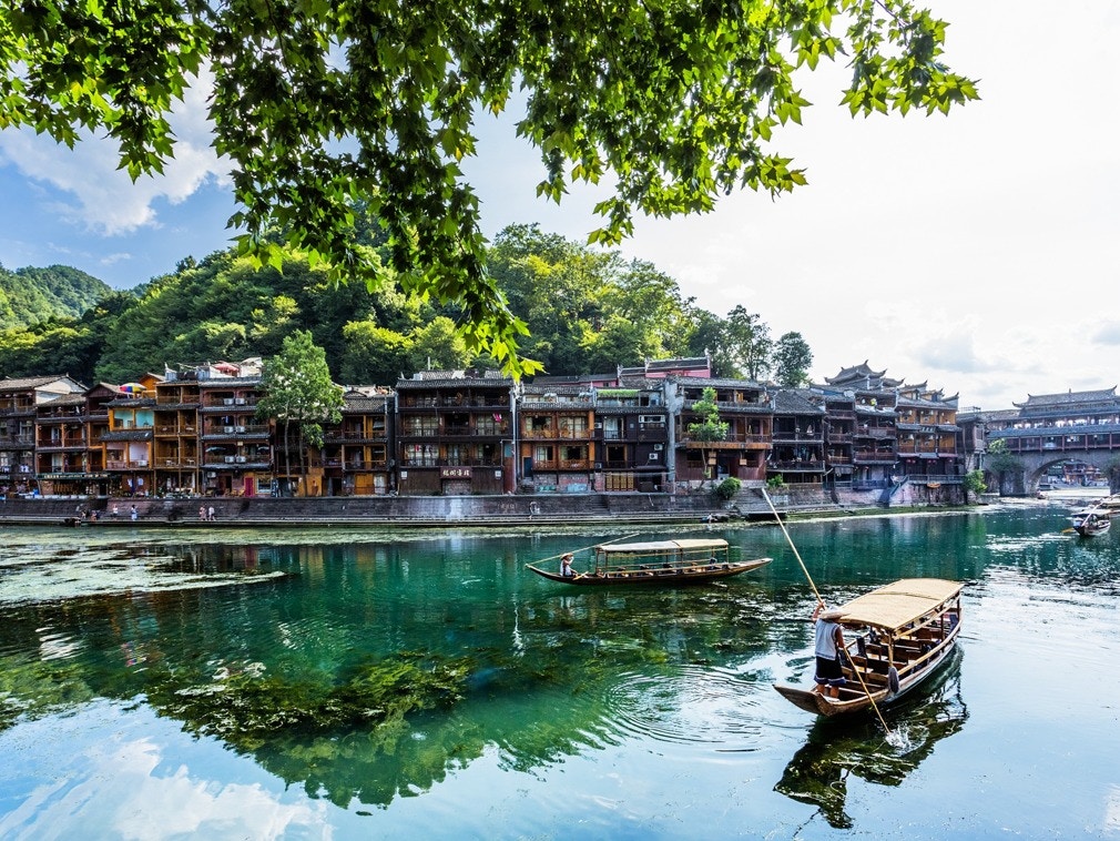 芙蓉鎮除少數幾家賓館、酒店外，大多是家庭客棧，尤以那條起於河碼頭的青石板古街兩側的客棧為佳。這些客棧位居河畔瀑旁，環境幽雅，食宿兼營，整潔舒適，背包族大多下榻於此。（視覺中國）