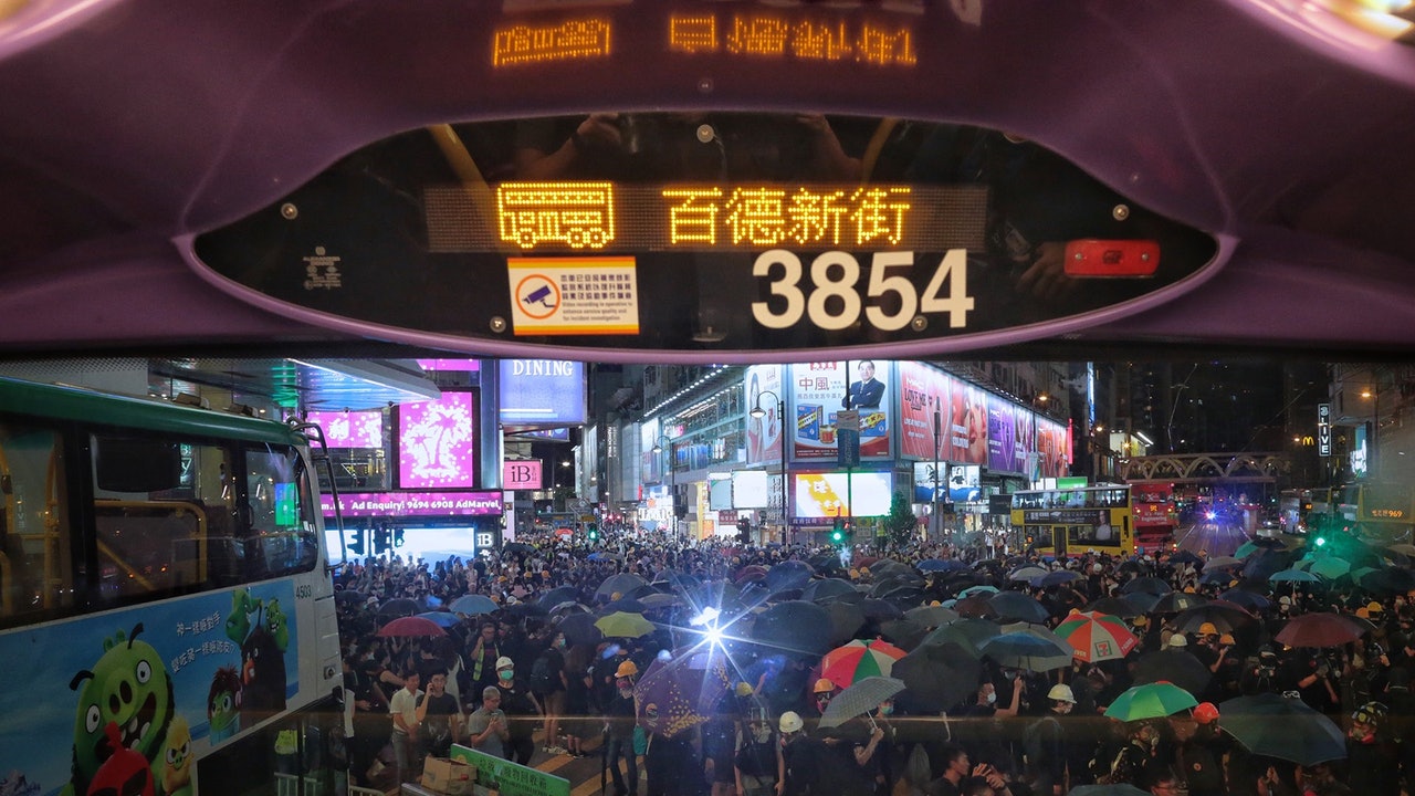 【港島西集會.圖輯】集會反對制度暴力 部分示威者快閃堵路 【港島西集會.圖輯】集會反對制度暴力 部分示威者快閃堵路