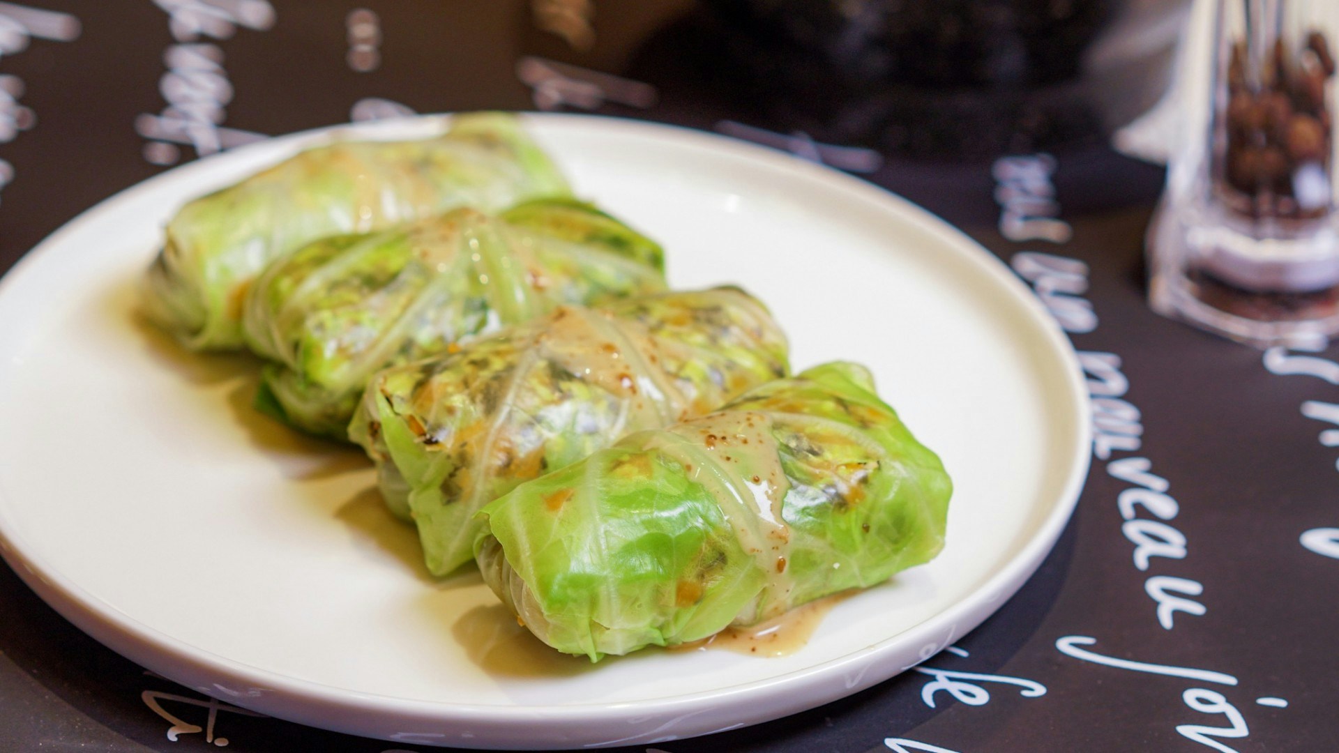 麻醬椰菜卷，四季皆宜，特別在夏天享用更清爽怡人。