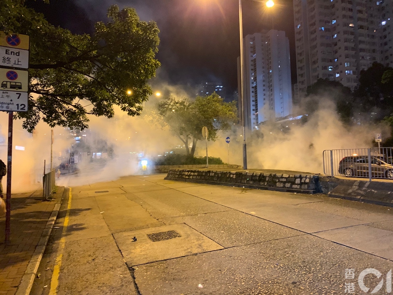 8月5日凌晨一時,防暴警於黃大仙發射多枚催淚彈驅散人群。(梁煥敏攝) 8月5日凌晨一時,防暴警於黃大仙發射多枚催淚彈驅散人群。(梁煥敏攝)