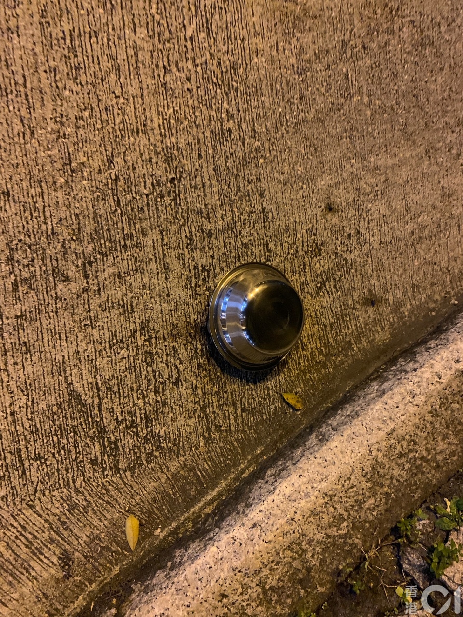 8月5日凌晨一時,防暴警於黃大仙發射多枚催淚彈驅散人群,有市民遺下鐵碗。(梁煥敏攝) 8月5日凌晨一時,防暴警於黃大仙發射多枚催淚彈驅散人群,有市民遺下鐵碗。(梁煥敏攝)