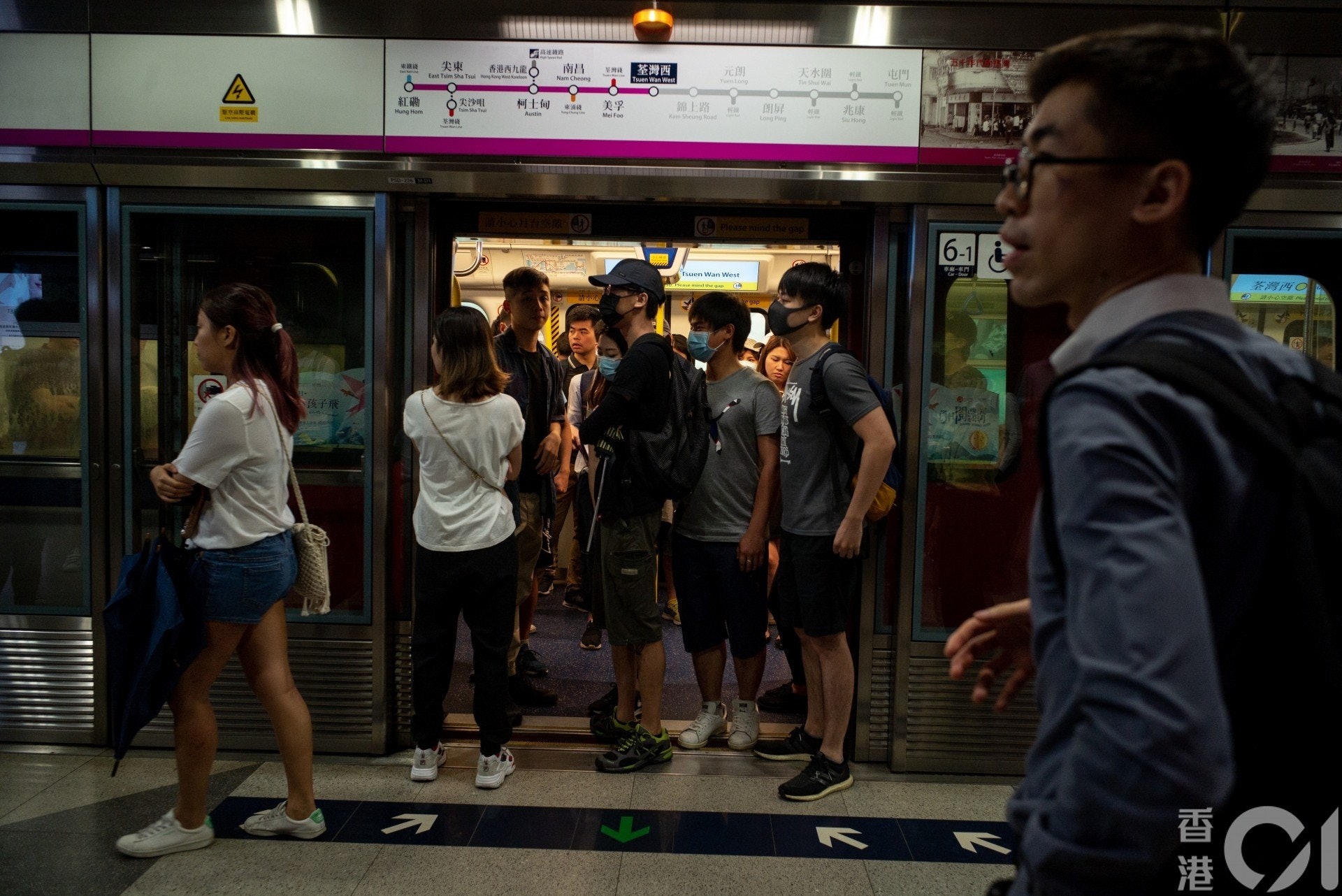 荃灣西西鐵站,市民和戴口罩人士發生衝突,一名穿黑衣中年女子撞開車門的戴口罩人士,衝入車廂,車廂發生罵戰。(葉家豪攝) 荃灣西西鐵站,市民和戴口罩人士發生衝突,一名穿黑衣中年女子撞開車門的戴口罩人士,衝入車廂,車廂發生罵戰。(葉家豪攝)