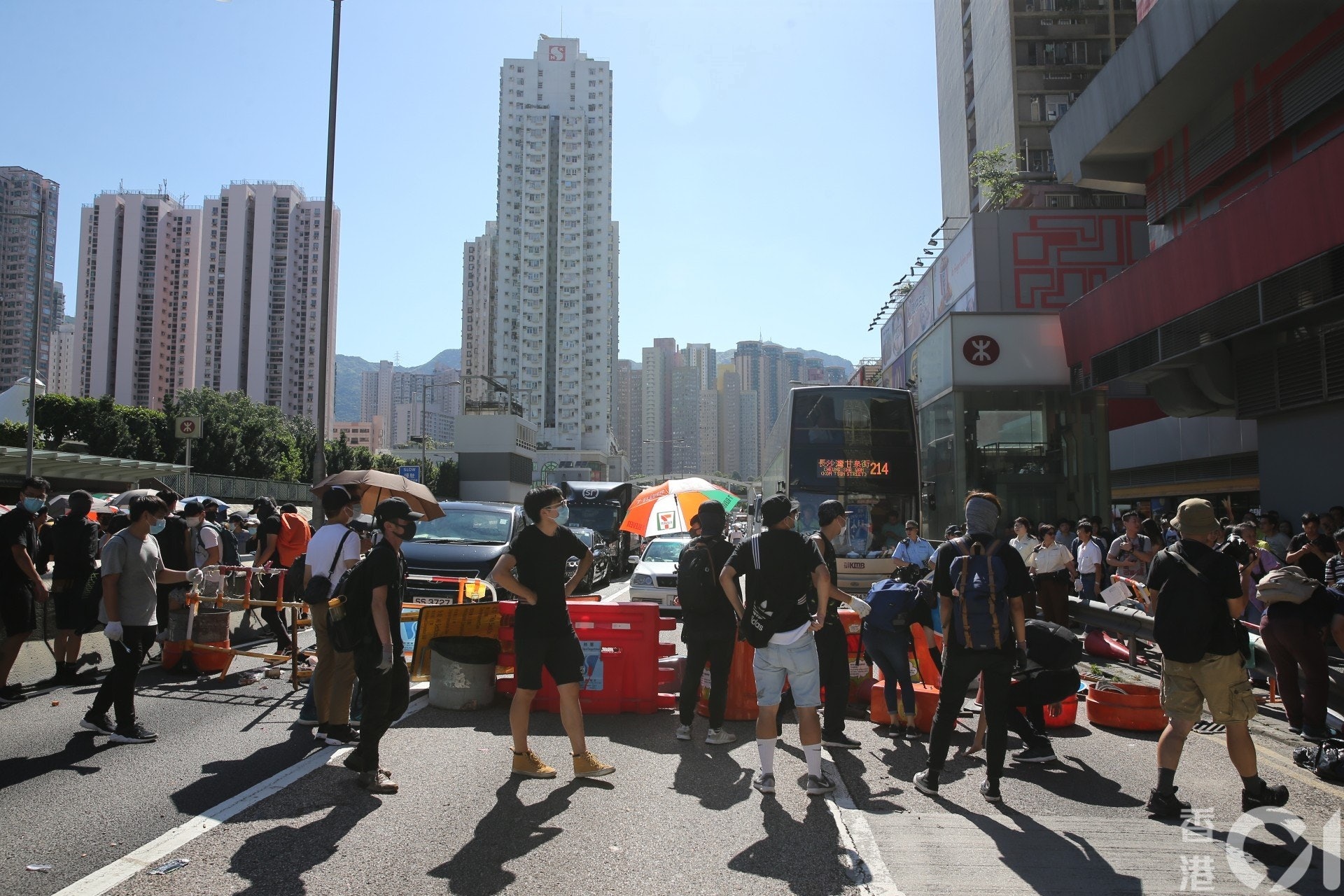 龍翔道近黃大仙中心,有示威者將路邊的垃圾桶、鐵欄搬出馬路,有近50名示威者撐起雨傘,站在馬路中心,龍翔道來回全線封閉。(蔡正邦攝) 龍翔道近黃大仙中心,有示威者將路邊的垃圾桶、鐵欄搬出馬路,有近50名示威者撐起雨傘,站在馬路中心,龍翔道來回全線封閉。(蔡正邦攝)