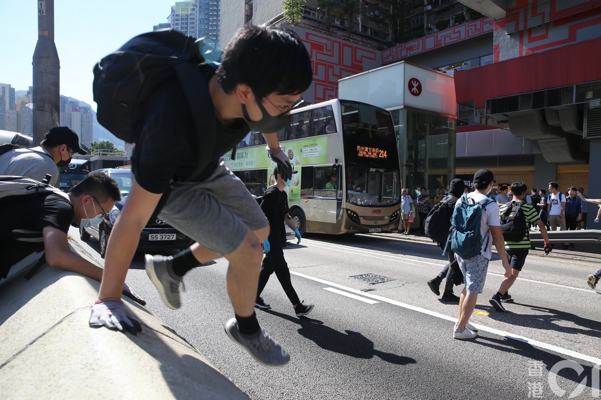 龍翔道近黃大仙中心,有示威者將路邊的垃圾桶、鐵欄搬出馬路,有近50名示威者撐起雨傘,站在馬路中心,龍翔道來回全線封閉。(蔡正邦攝) 龍翔道近黃大仙中心,有示威者將路邊的垃圾桶、鐵欄搬出馬路,有近50名示威者撐起雨傘,站在馬路中心,龍翔道來回全線封閉。(蔡正邦攝)