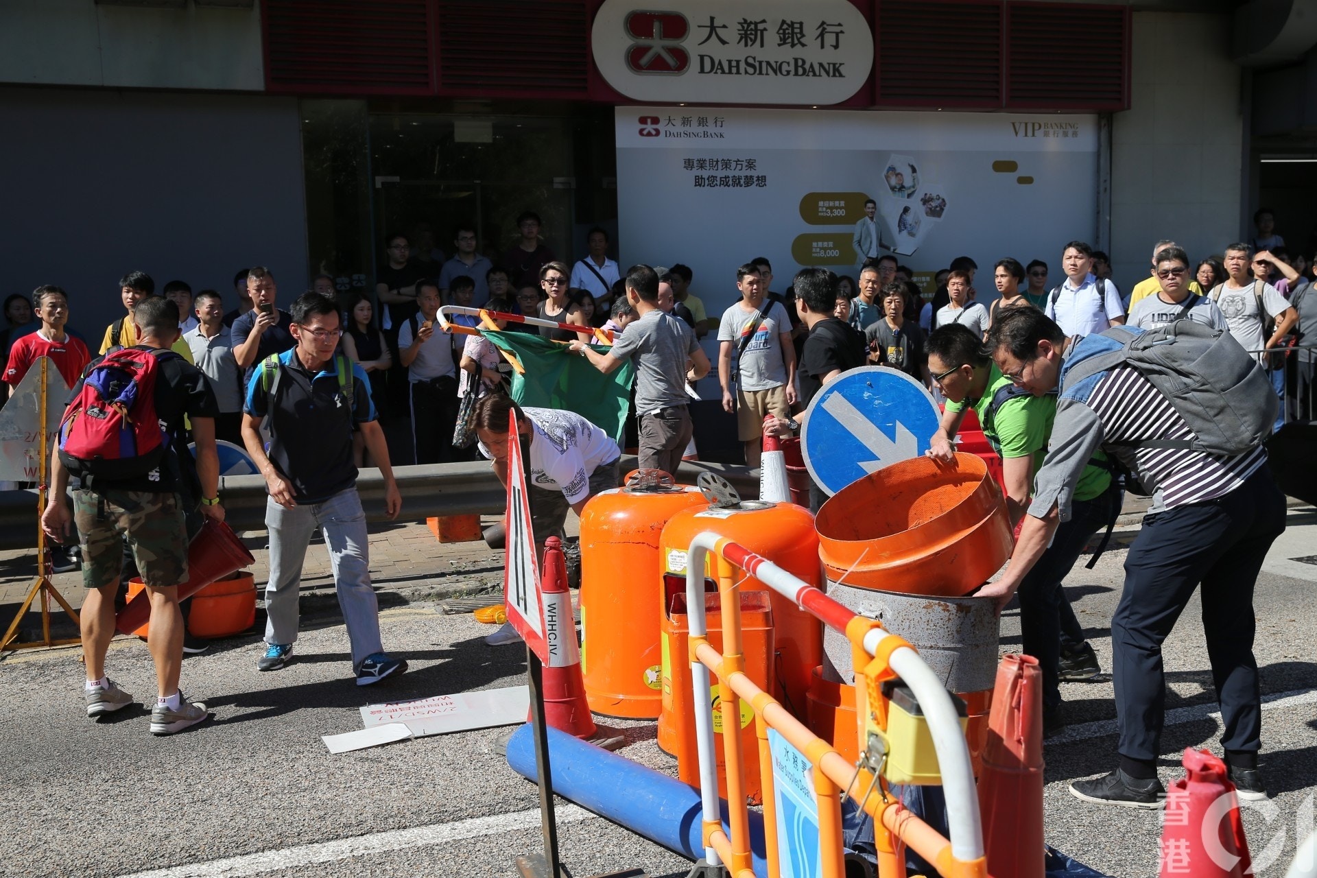 龍翔道近黃大仙中心,有示威者將路邊的垃圾桶、鐵欄搬出馬路,有近50名示威者撐起雨傘,站在馬路中心,龍翔道來回全線封閉。(蔡正邦攝) 龍翔道近黃大仙中心,有示威者將路邊的垃圾桶、鐵欄搬出馬路,有近50名示威者撐起雨傘,站在馬路中心,龍翔道來回全線封閉。(蔡正邦攝)